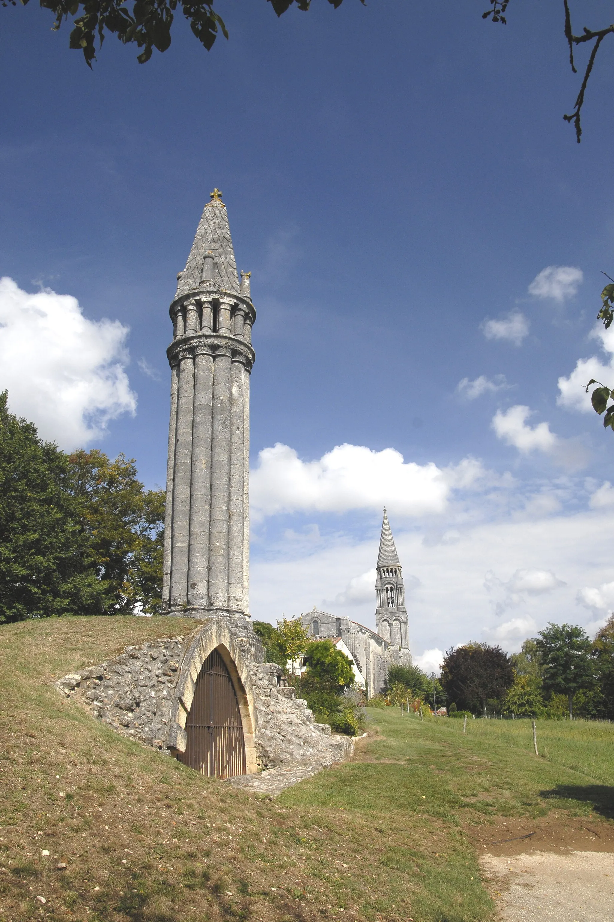 Photo showing: Fenioux, Totenlaterne mit Kirchturm