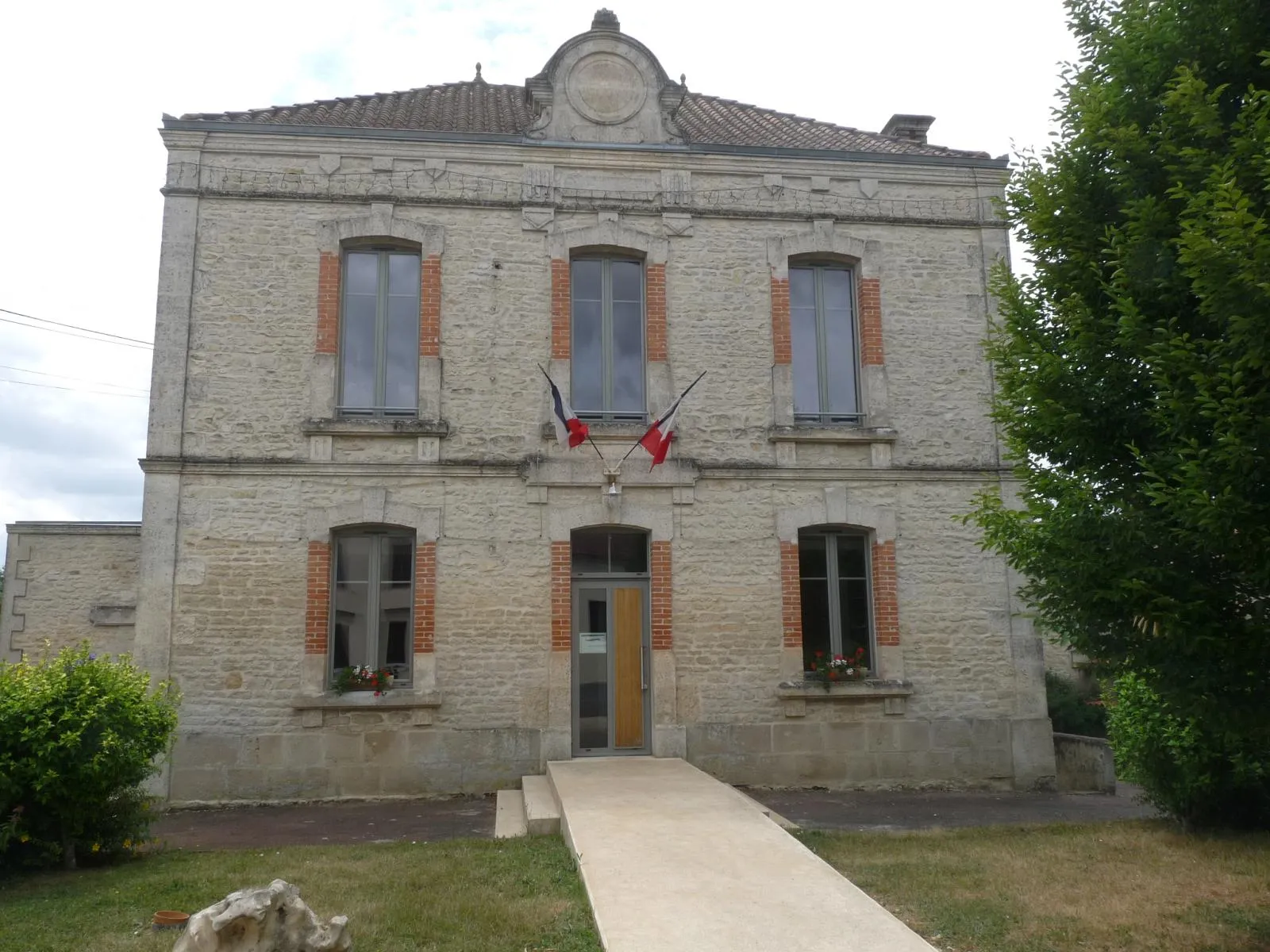 Photo showing: Mairie de Tuzie (16), France
