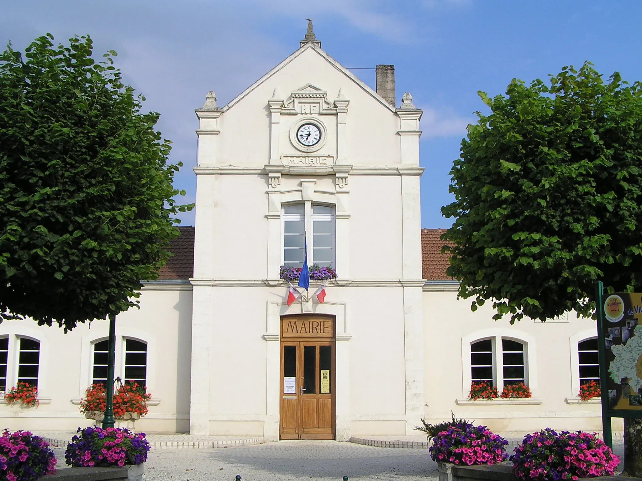 Photo showing: mairie de Courcôme