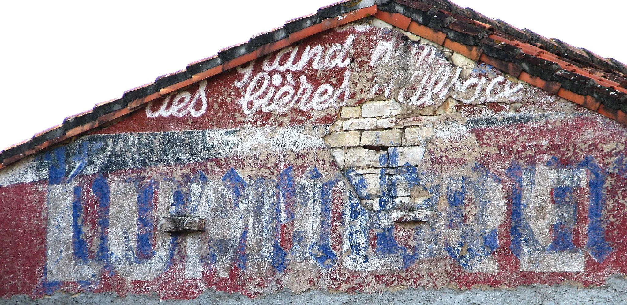 Photo showing: Has now been removed; the gable wall was cleaned