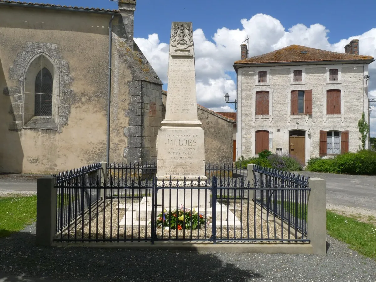 Photo showing: Monument aux morts, Jauldes, Charente, France