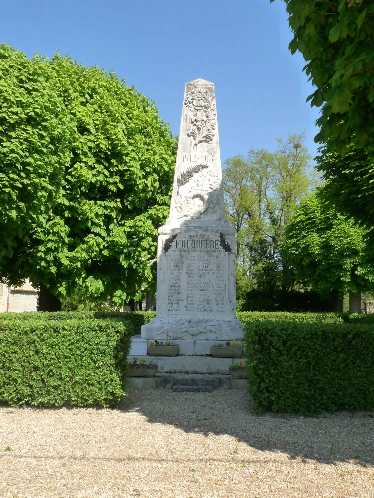 Photo showing: monument aux morts, Fouqueure, Charente, France