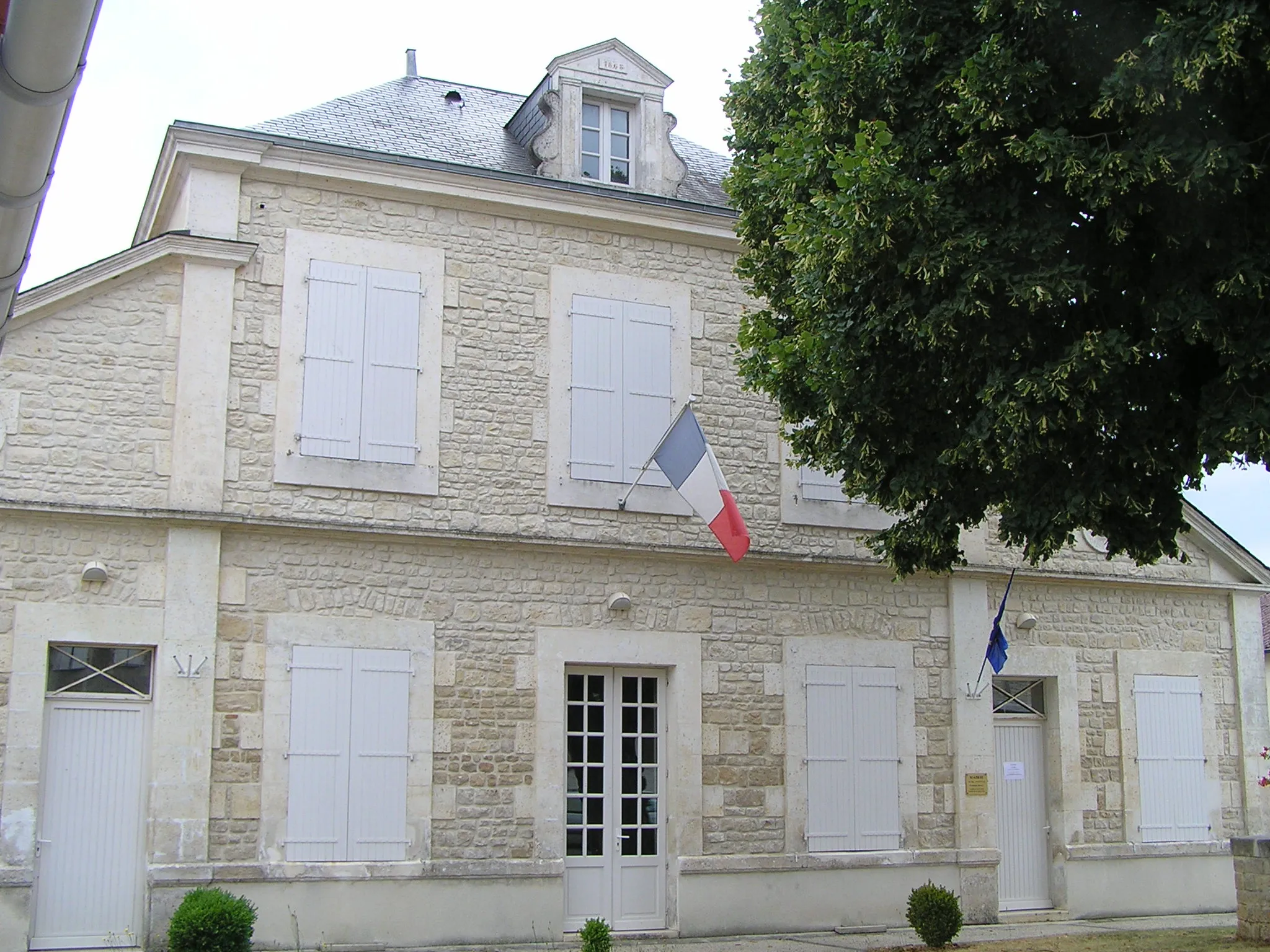 Photo showing: mairie de Vouharte