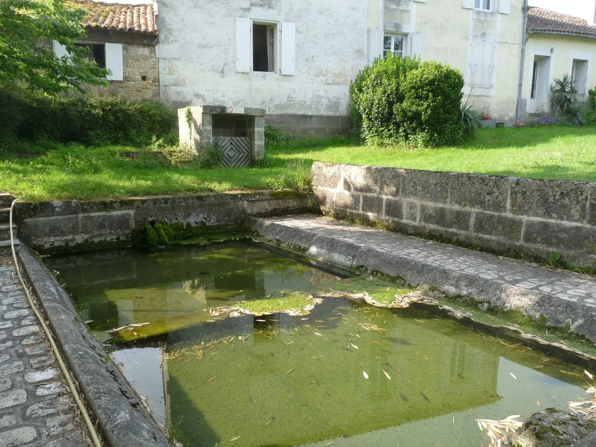 Photo showing: Fontaine et lavoir du hameau de Fontanson, Champniers, Charente, France