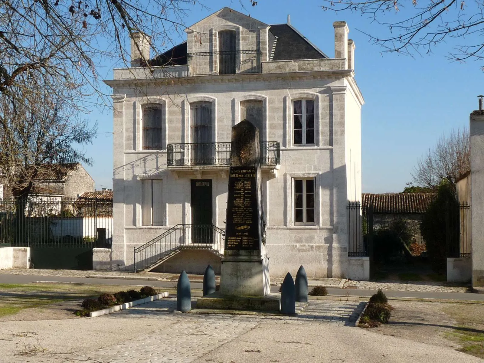 Photo showing: monument aux morts d'Hiersac, devant l'ancienne mairie, Charente, France