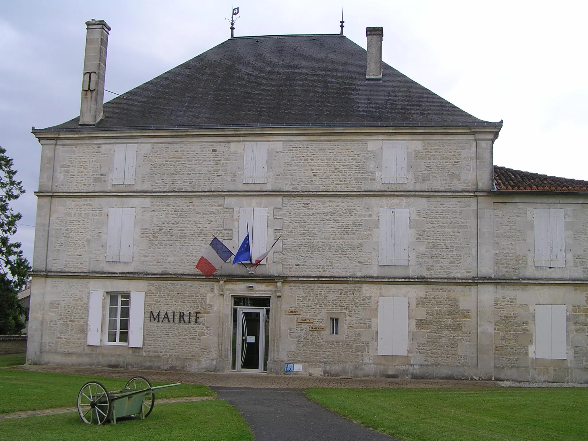 Photo showing: mairie de Hiersac