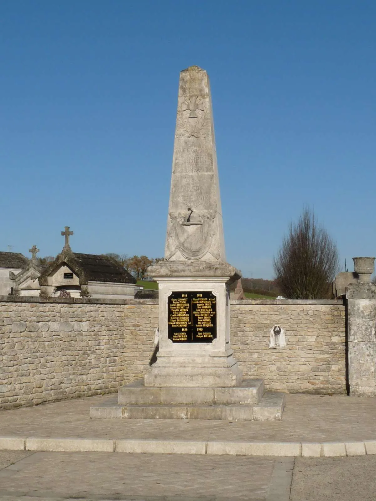 Photo showing: monument aux morts d'Asnières-sur-Nouère, Charente, France