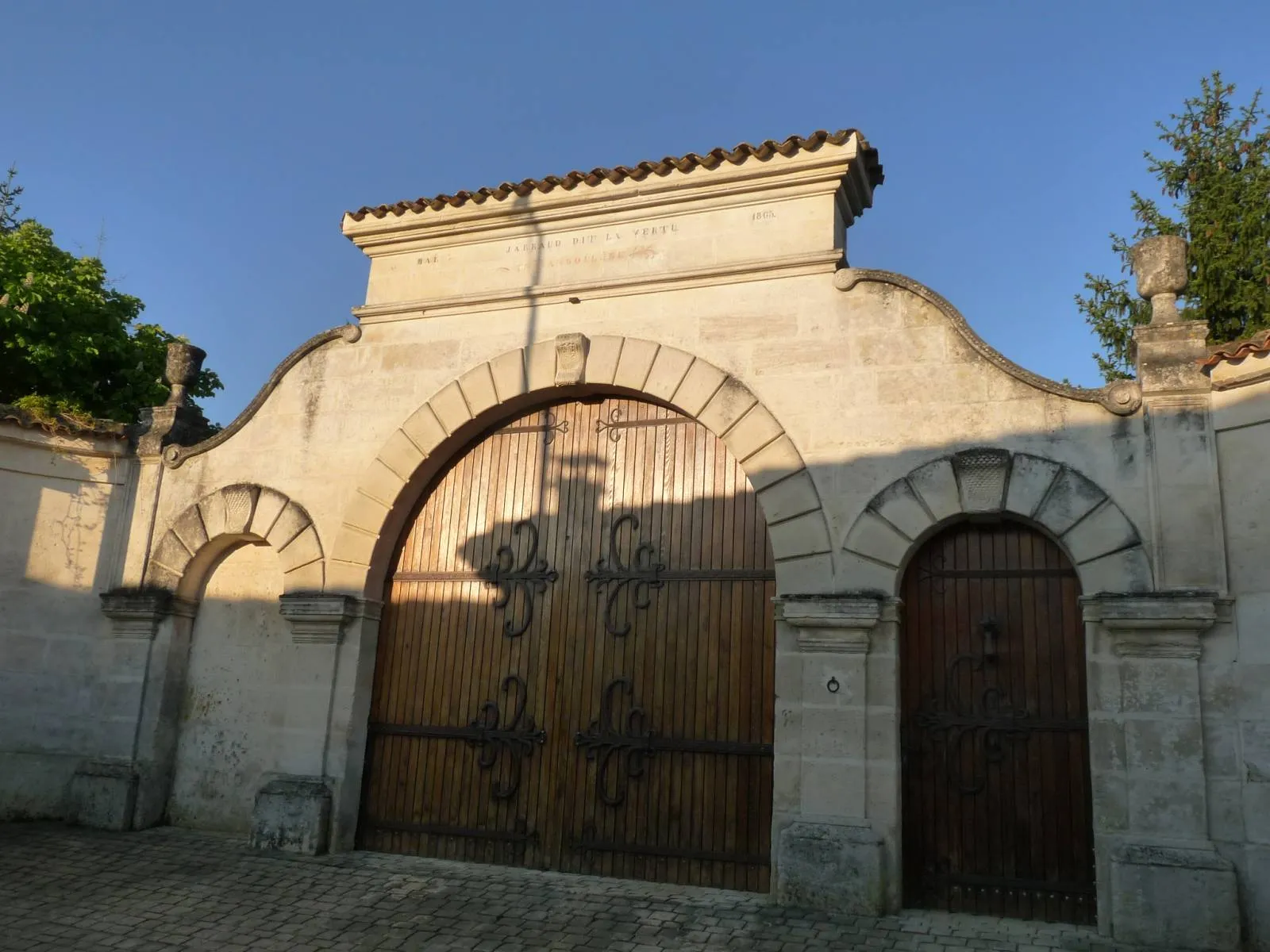 Photo showing: Portail charentais à Douzat, Charente, France