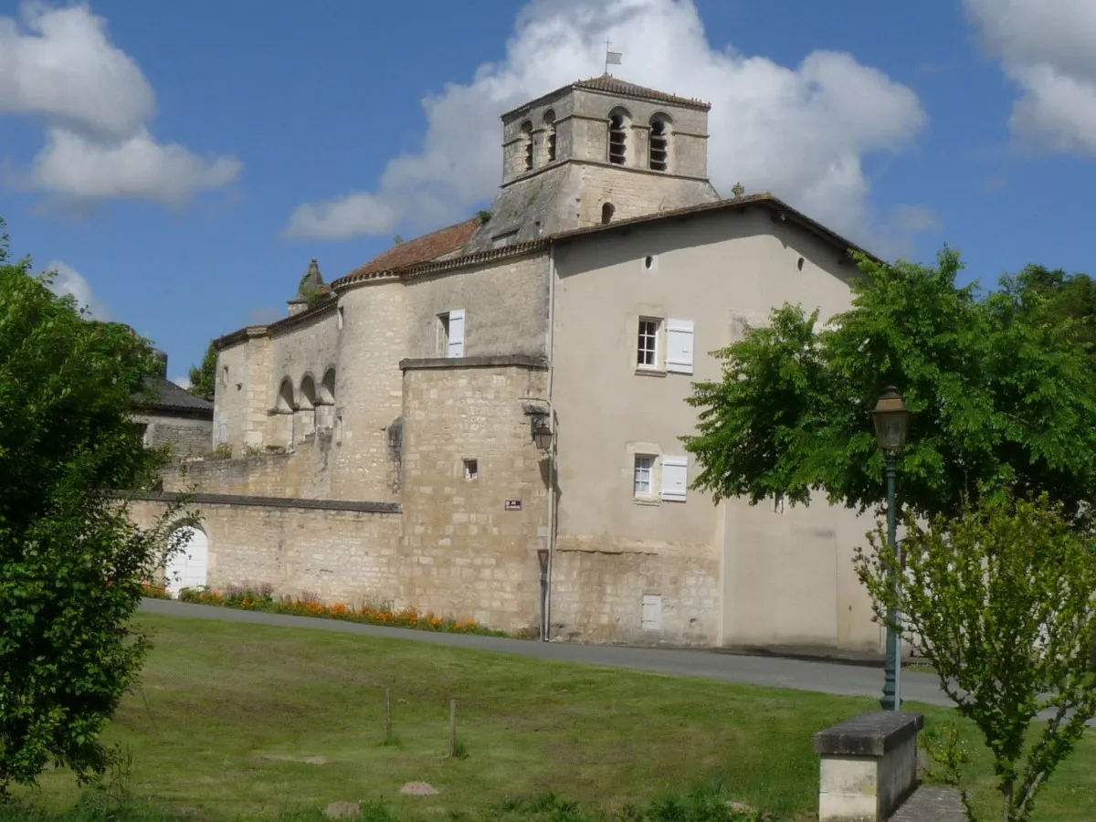 Photo showing: Eglise et prieuré d'Echallat, Charente, France