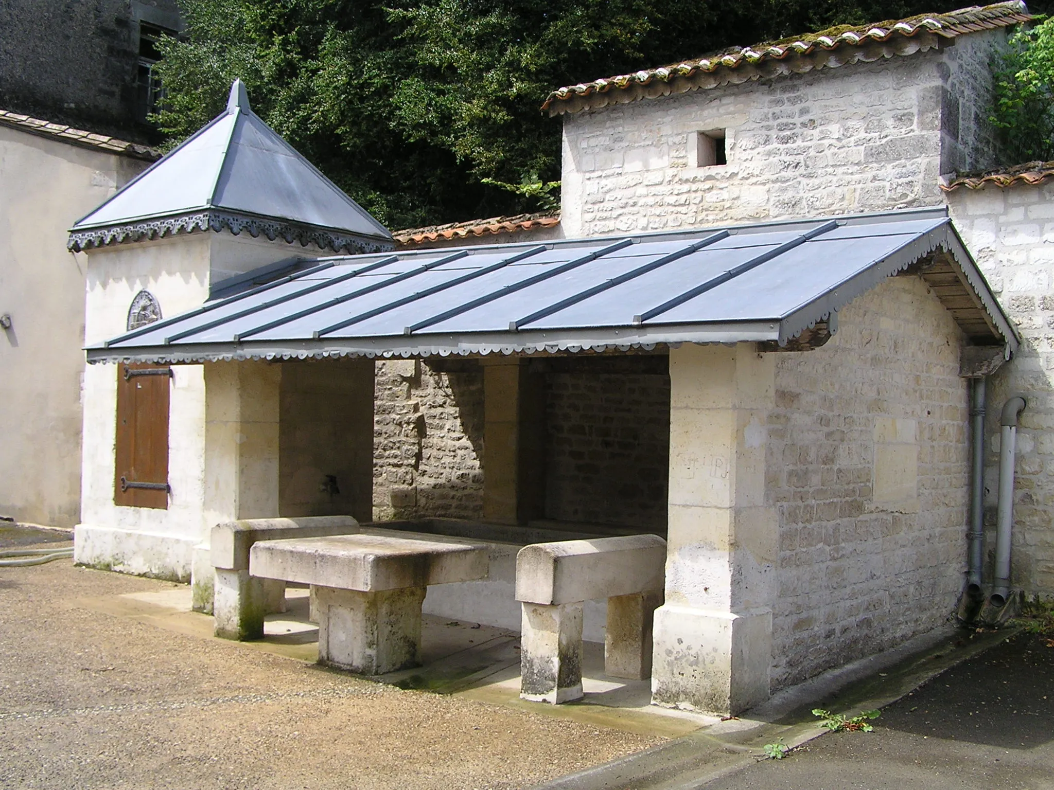 Photo showing: lavoir et fontaine à Échallat