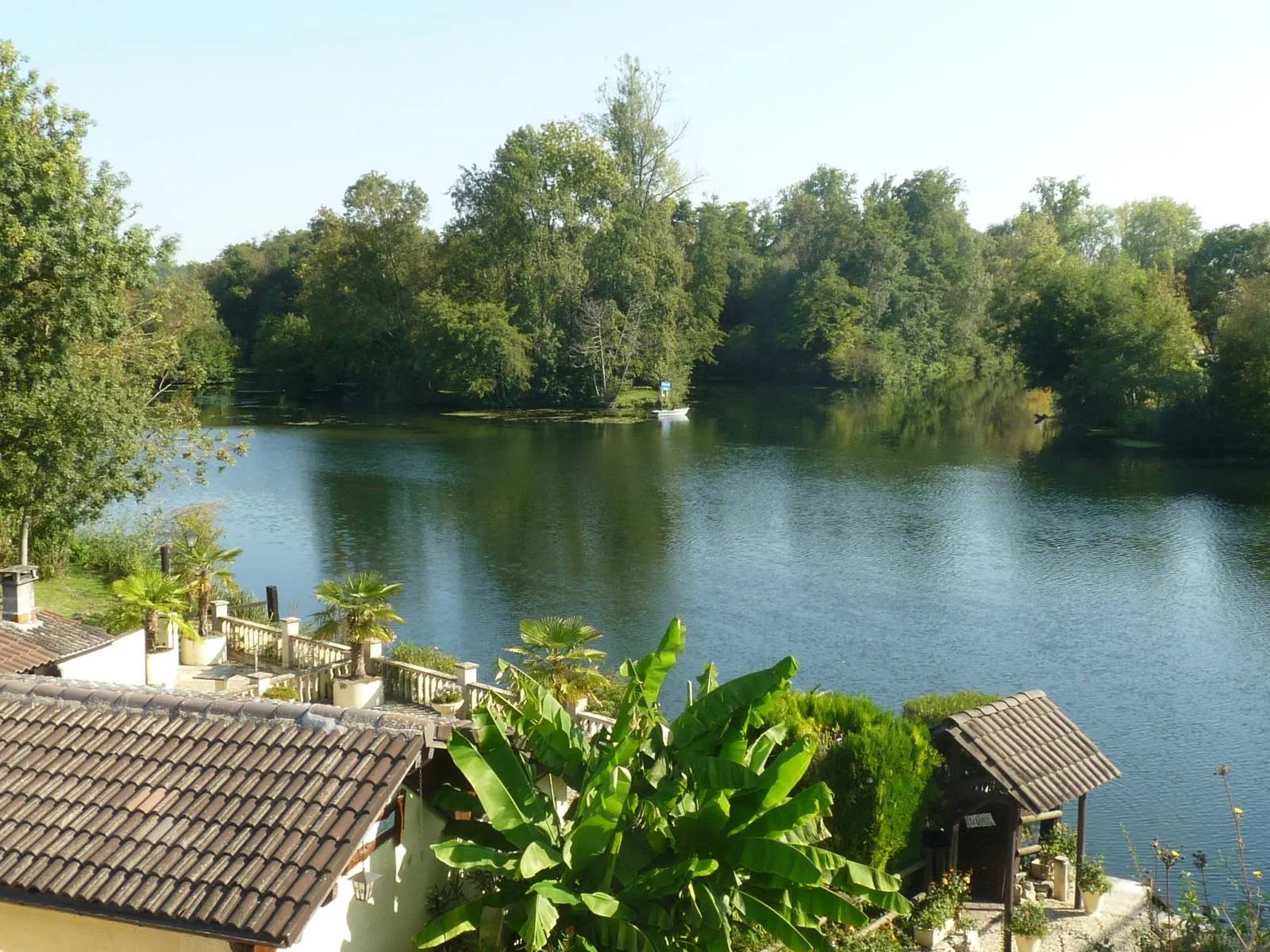 Photo showing: the river Charente and St-Simeux, Charente, SW France