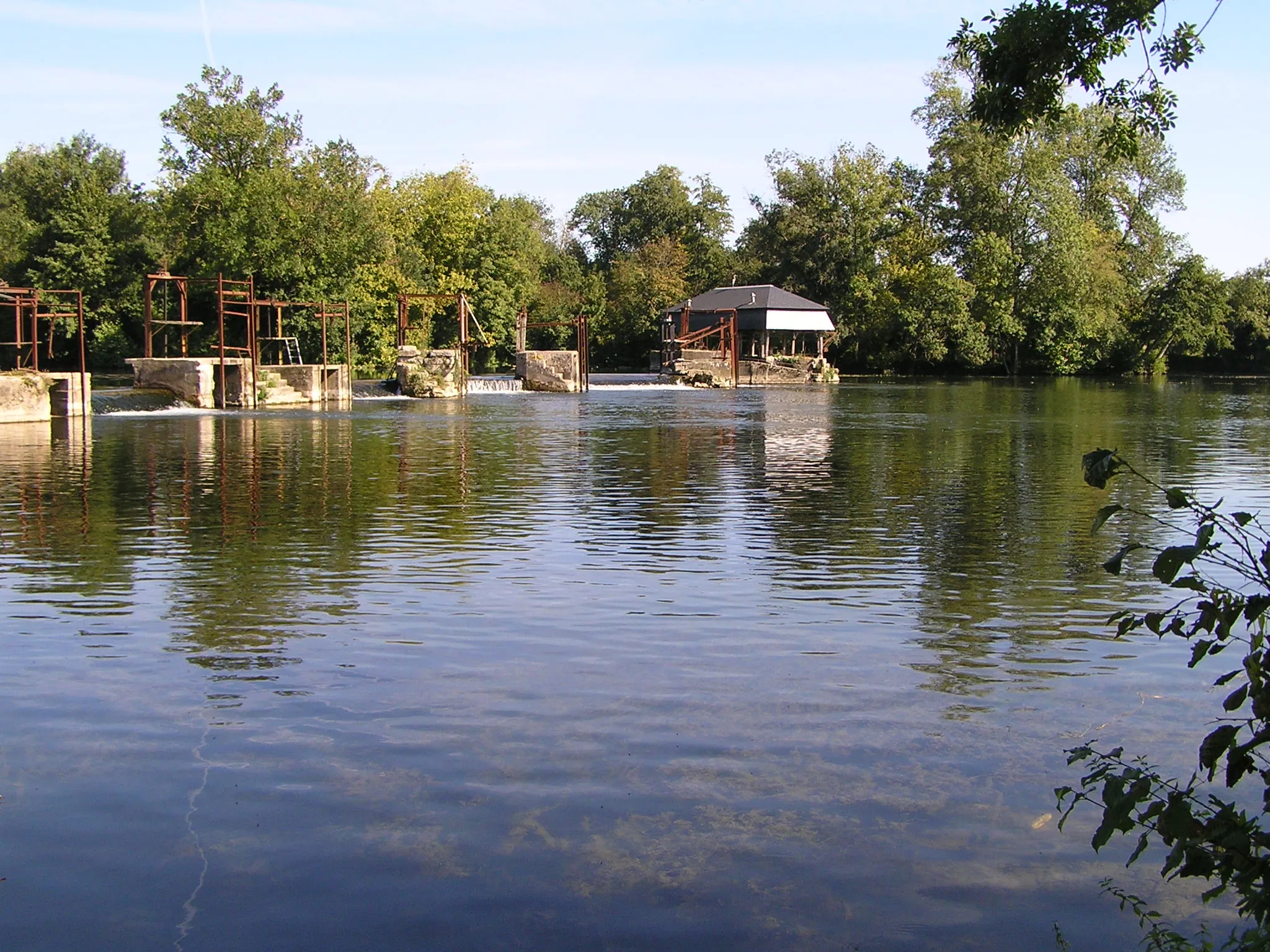 Photo showing: la Charente à Saint-Simeux