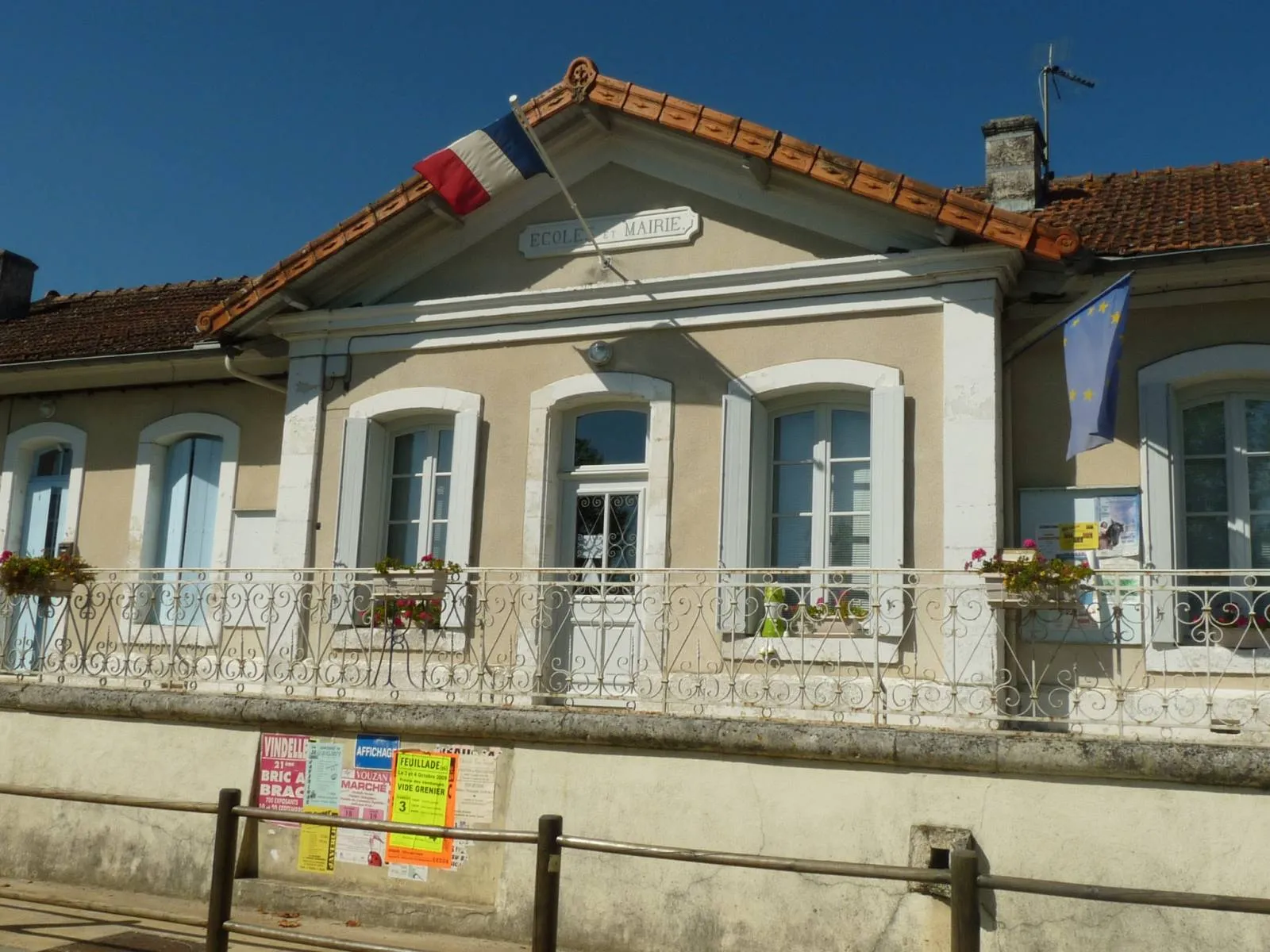 Photo showing: town hall of Grassac, Charente, SW France