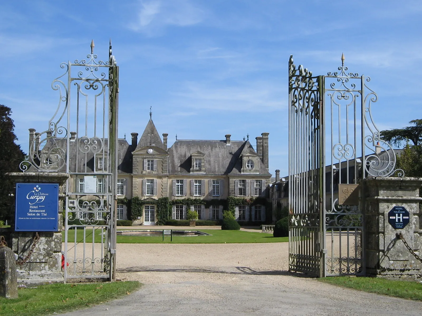 Photo showing: Le château de Curzay sur Vonne en 2008