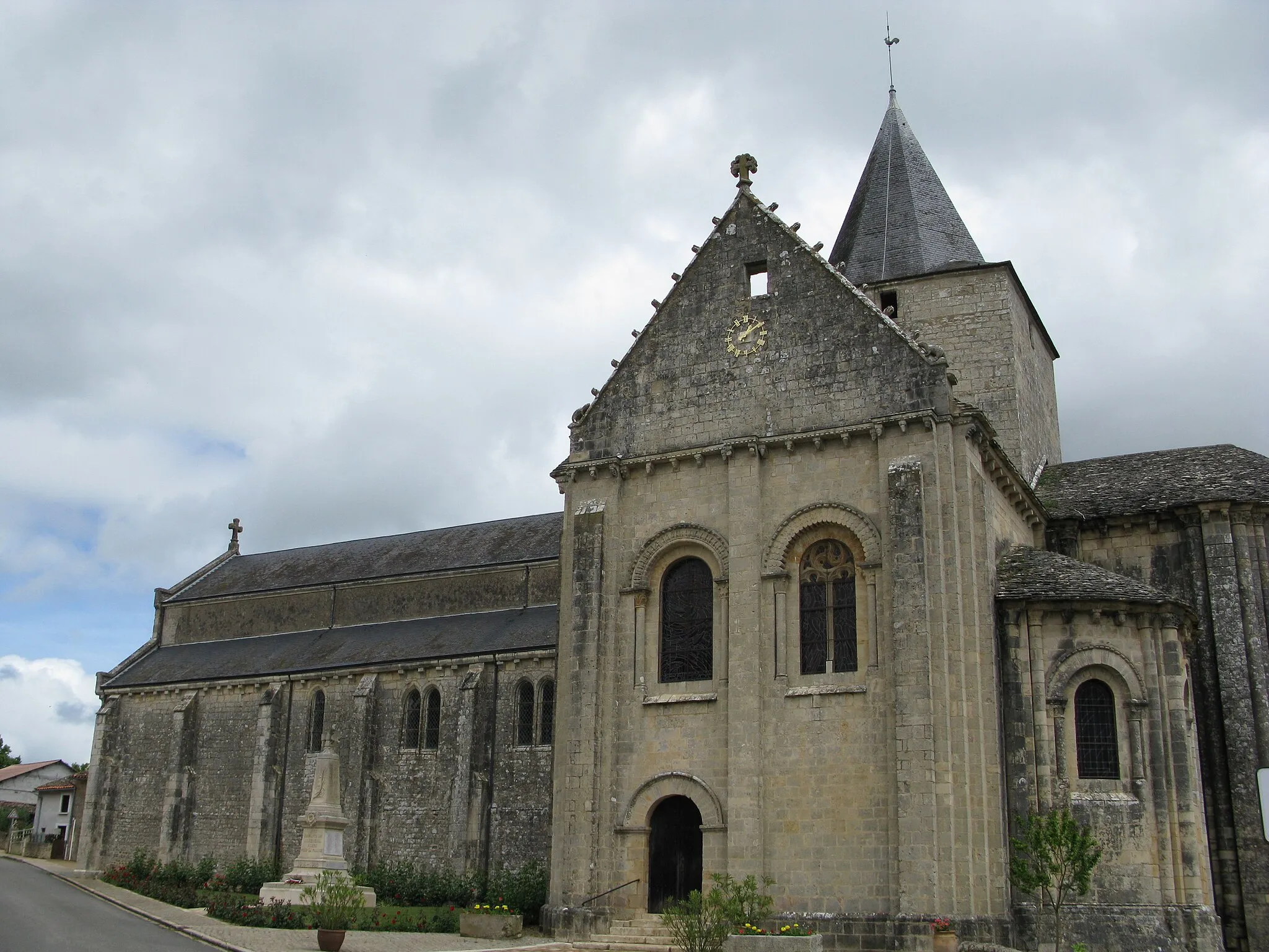 Photo showing: L'église de Jazeneuil