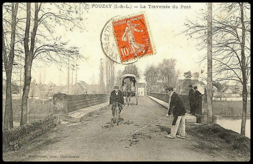 Photo showing: Pouzay - La traversée du pont