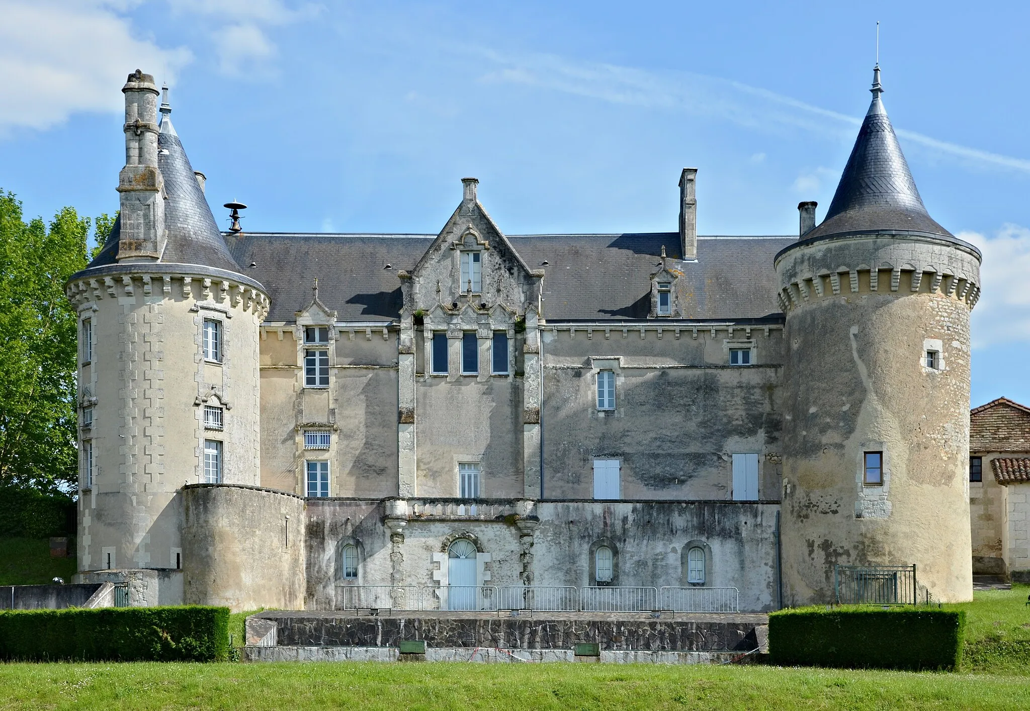 Photo showing: This building is indexed in the base Mérimée, a database of architectural heritage maintained by the French Ministry of Culture, under the reference IA24000748 .