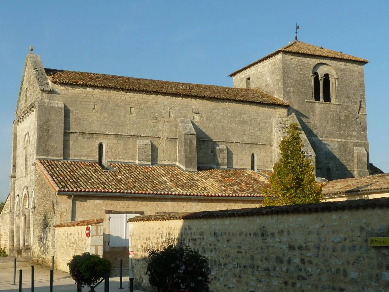 Photo showing: church of Fléac, Charente, SW France
