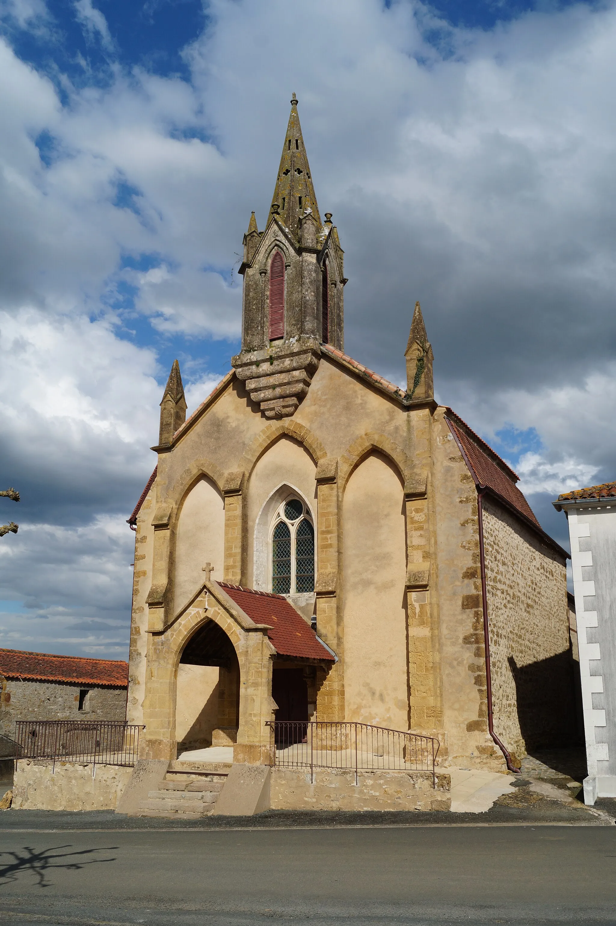 Photo showing: L’église Saint-Laurent de Saint-Laurent-de-la-Salle depuis la place.