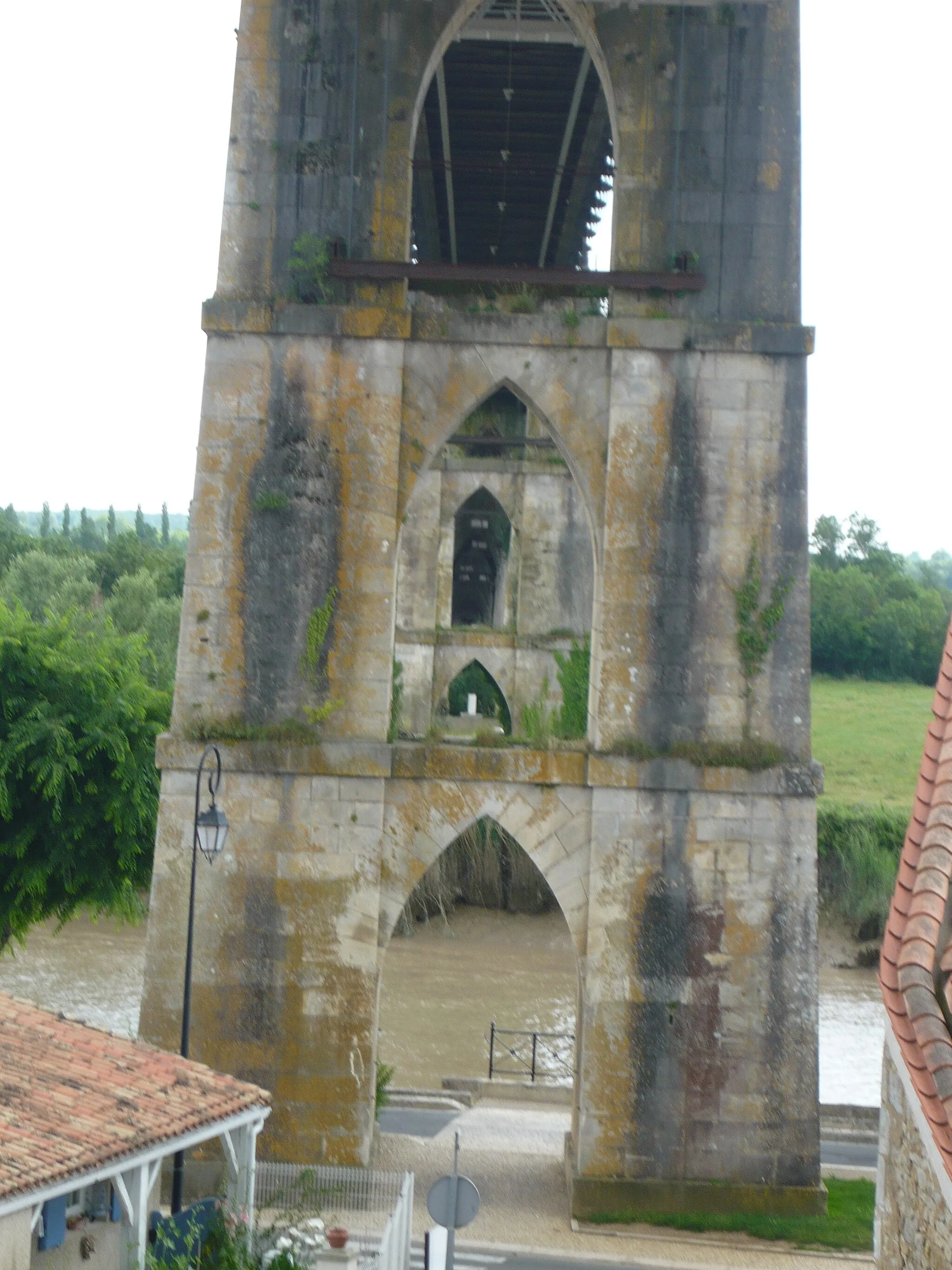Photo showing: Une des piles soutenant les arches du pont suspendu de Tonnay-Charente