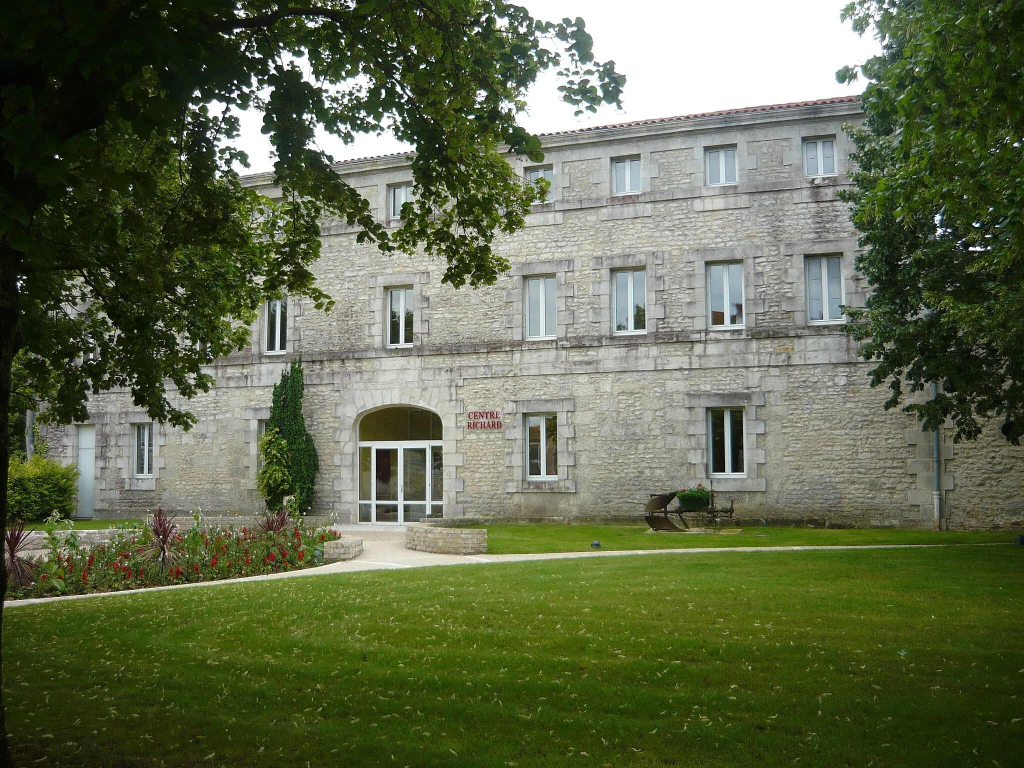 Photo showing: Le Centre Richard et le parc à Tonnay-Charente