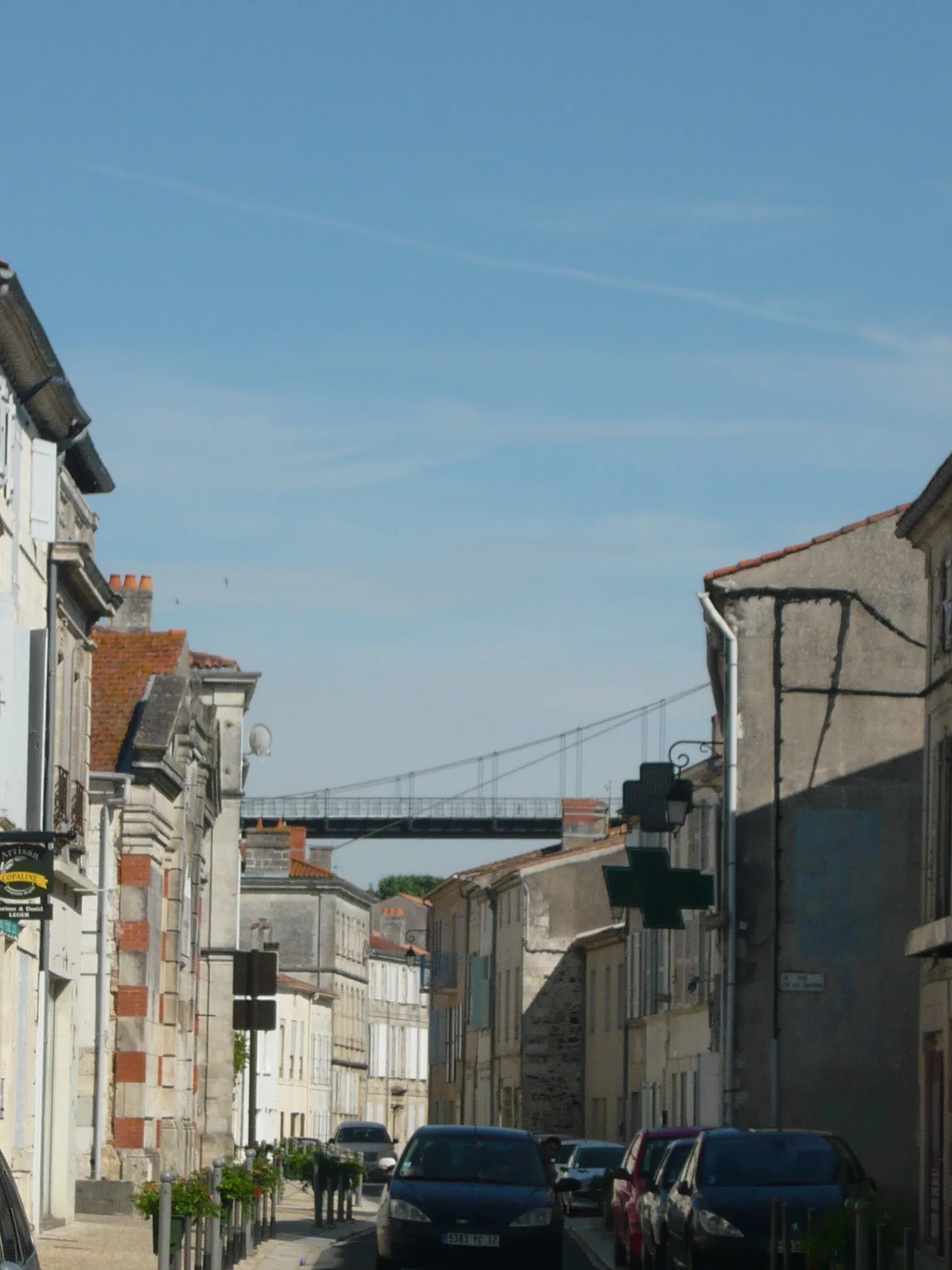 Photo showing: Vue sur le pont depuis une rue du centre-ville de Tonnay-Charente (17).
