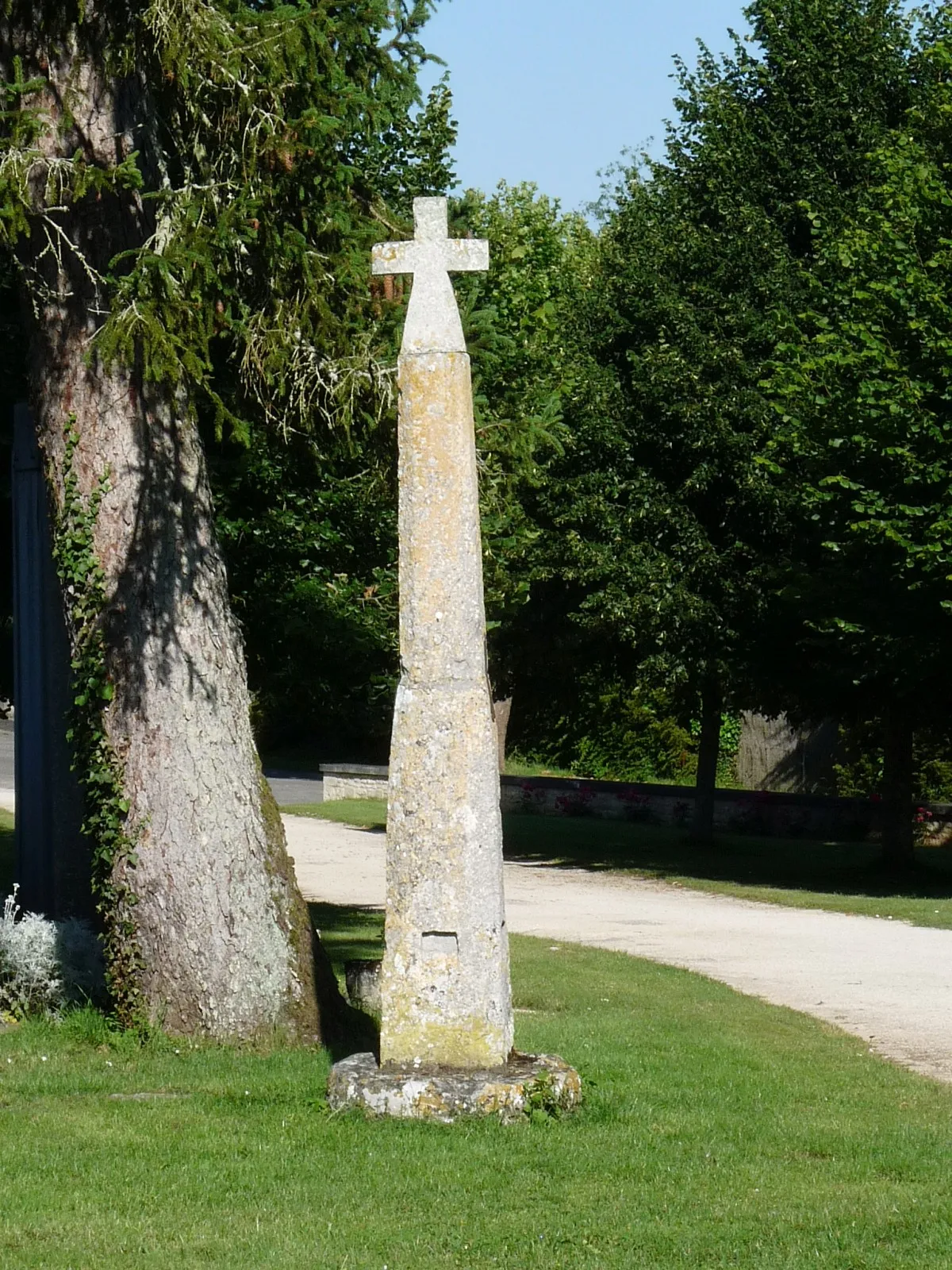 Photo showing: Croix près de l'église, Poursac, Charente, France. Possible que ce soit une croix du chemin de St-Jacques, via Turonensis par Angoulême.
