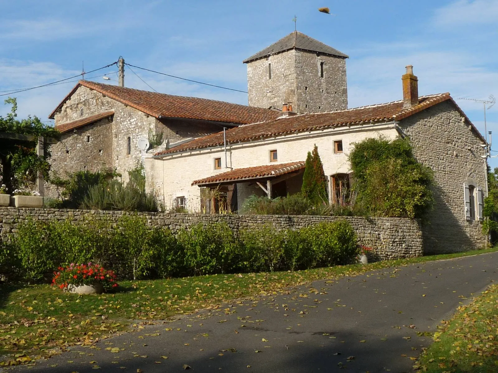 Photo showing: église de St-Gourson, Charente, France