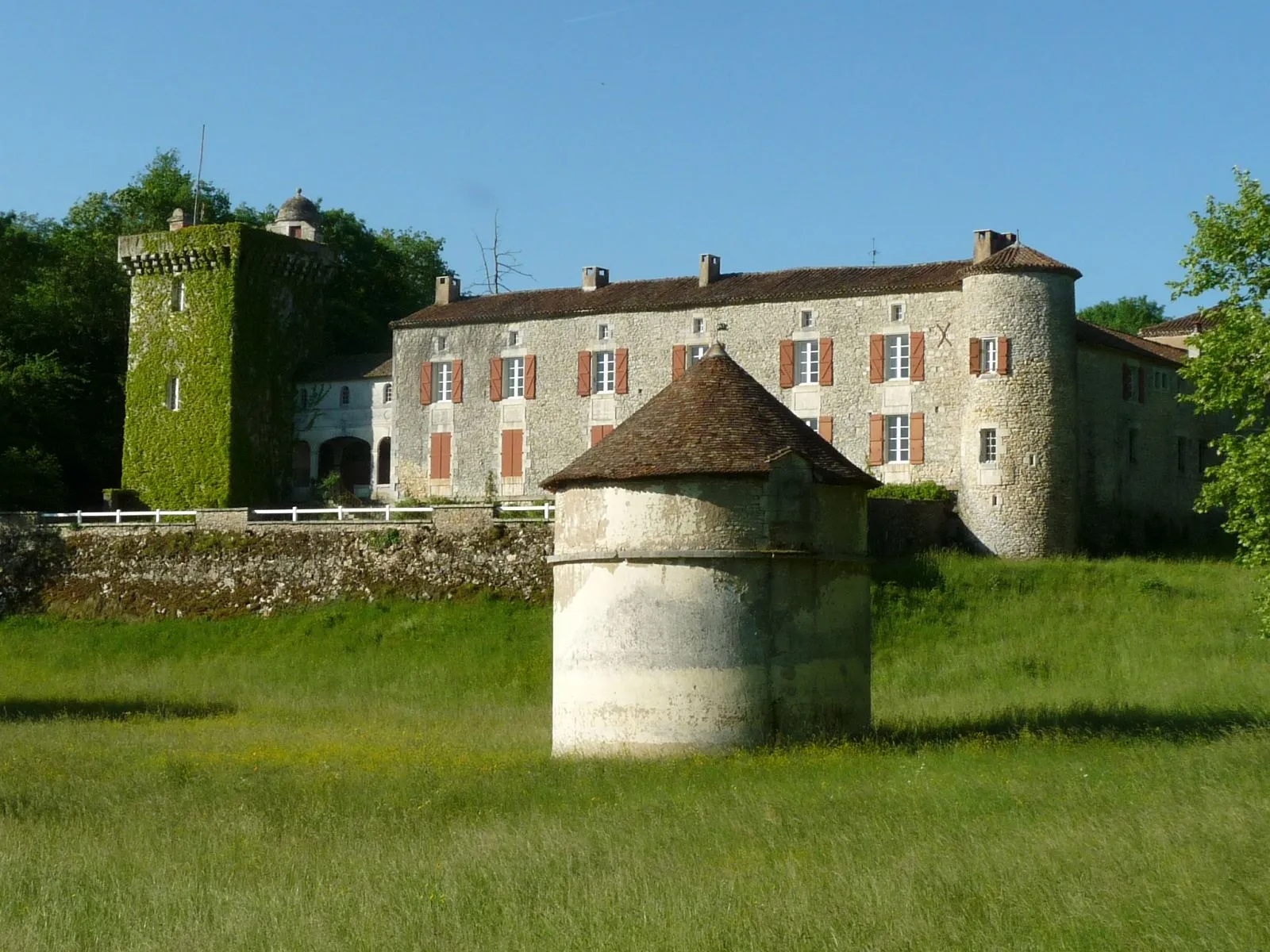 Photo showing: château de Rancogne (Charente, France) vu de la Tardoire