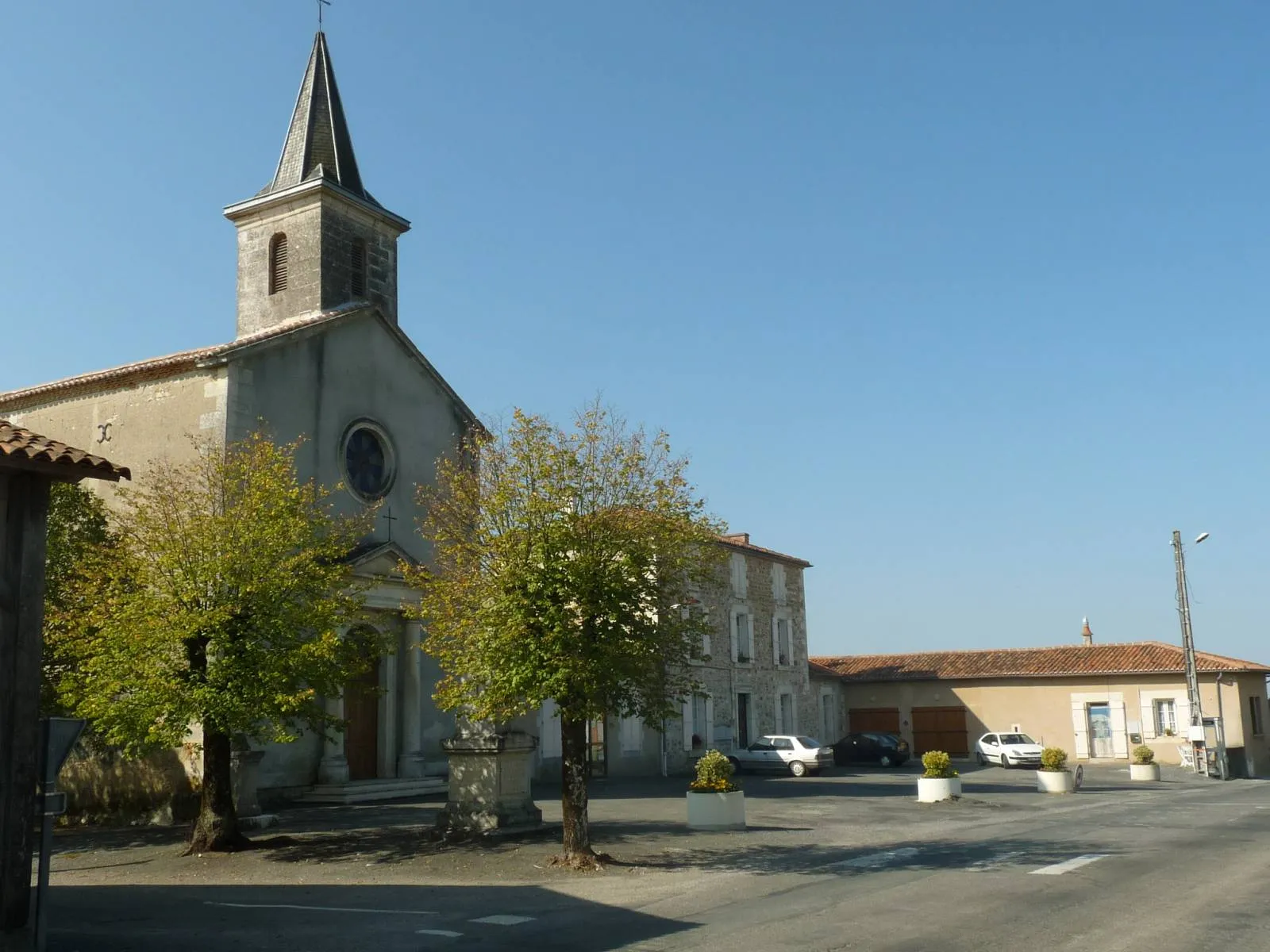 Photo showing: town hall place and church of Eymouthiers, Charente, SW France