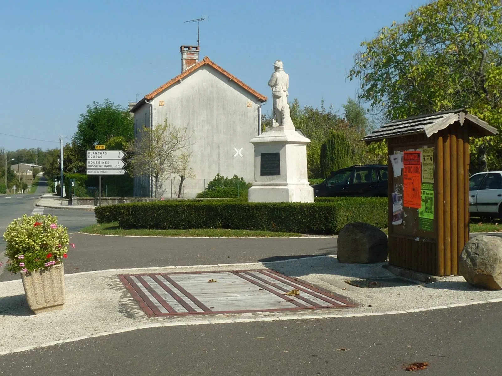 Photo showing: public weight of Rouzède, Charente, SW France