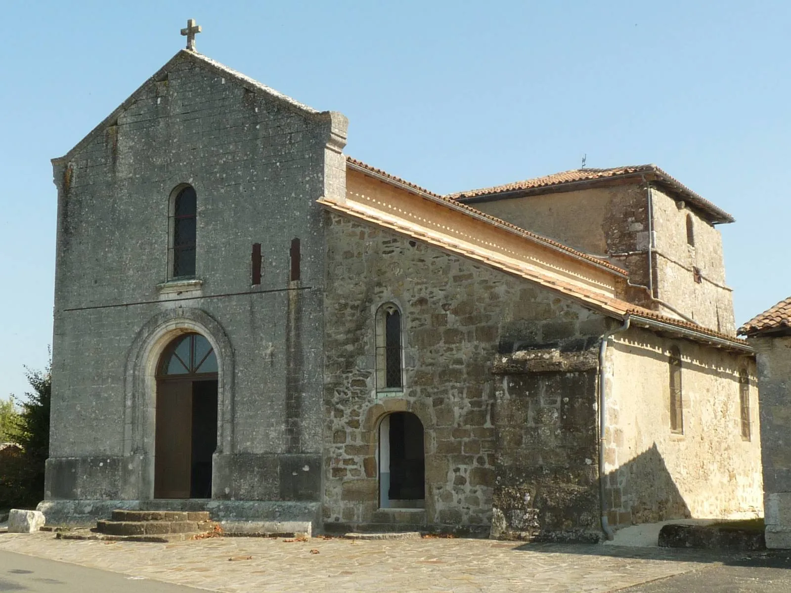 Photo showing: church of Rouzède, Charente, SW France