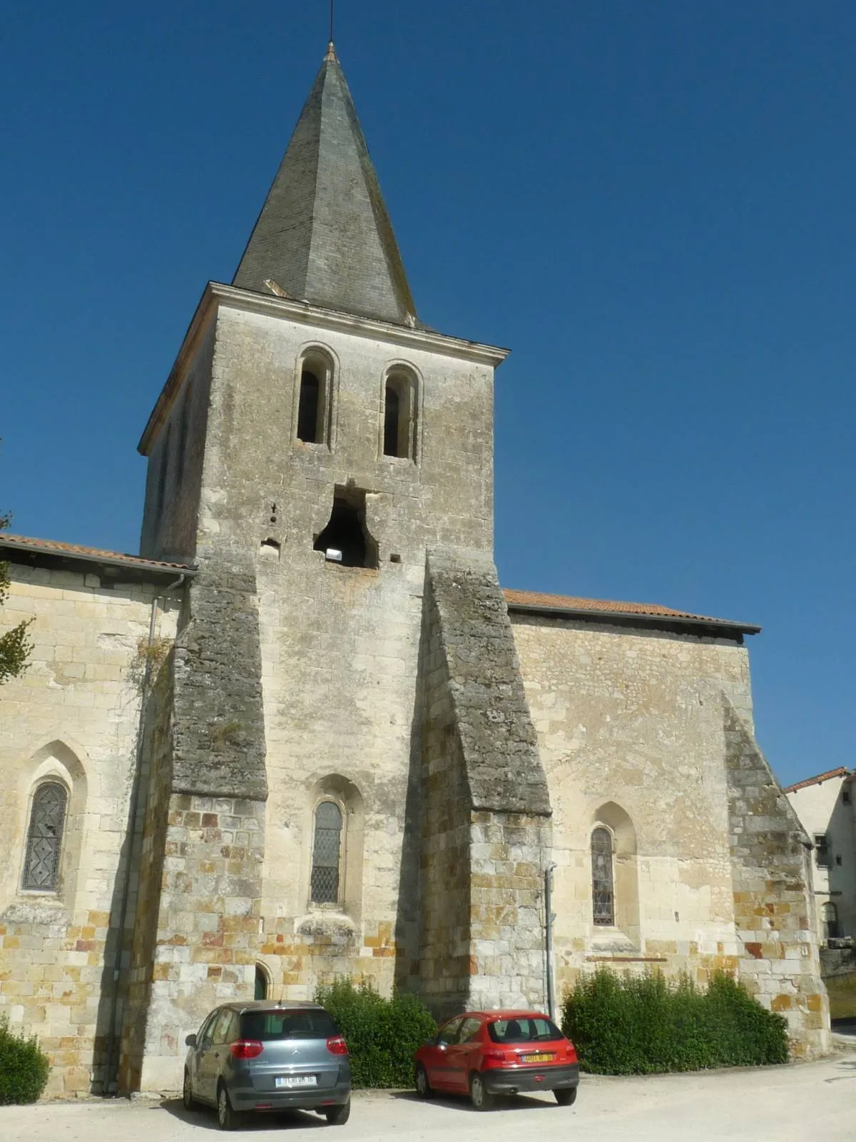Photo showing: église d'Yviers (16), France.
Noter le trou pour passer la cloche, qui se voit comme le nez au milieu d'un visage.