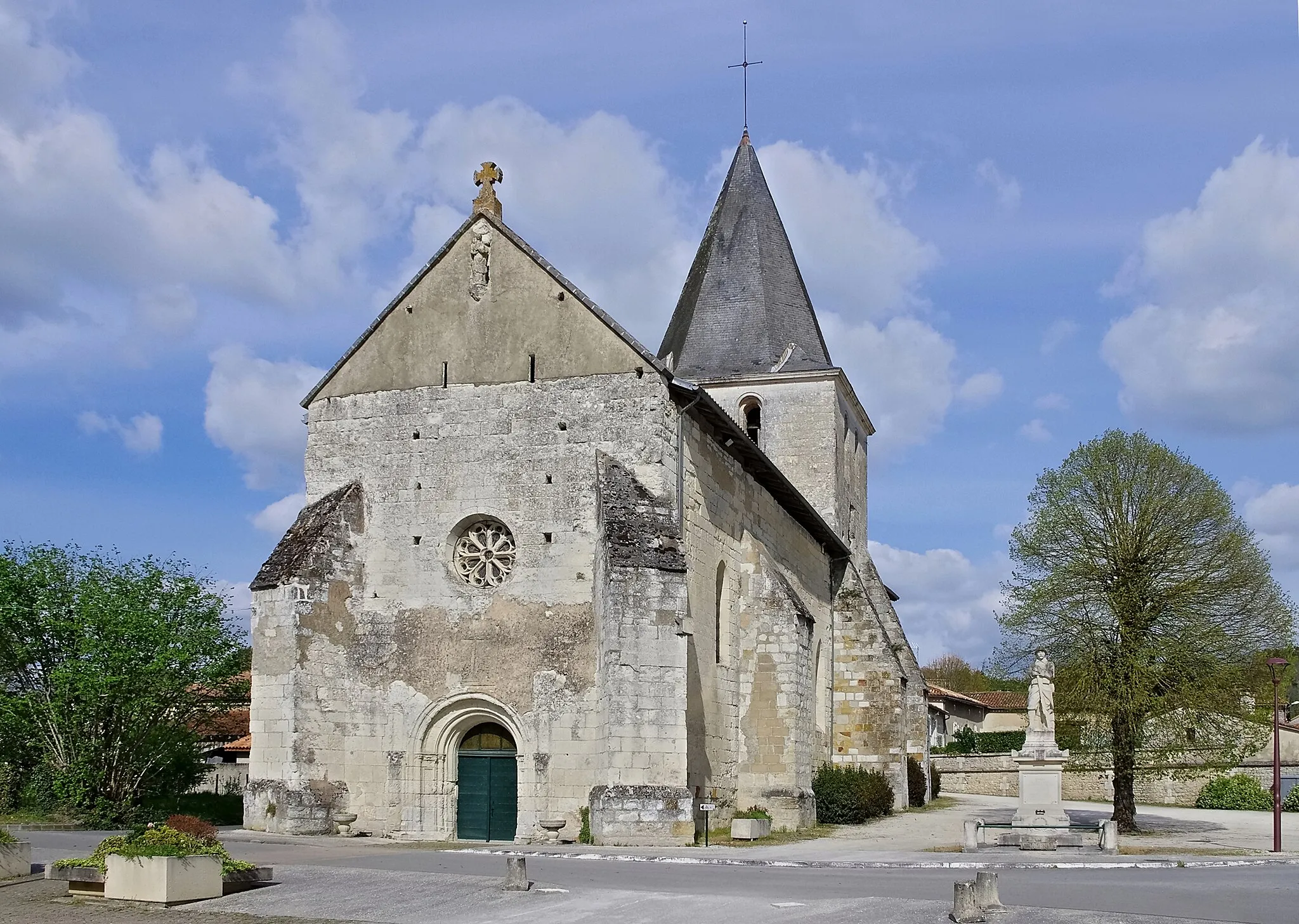 Photo showing: Romanesque church of Yviers (12th-16th centuries), Charente, France.