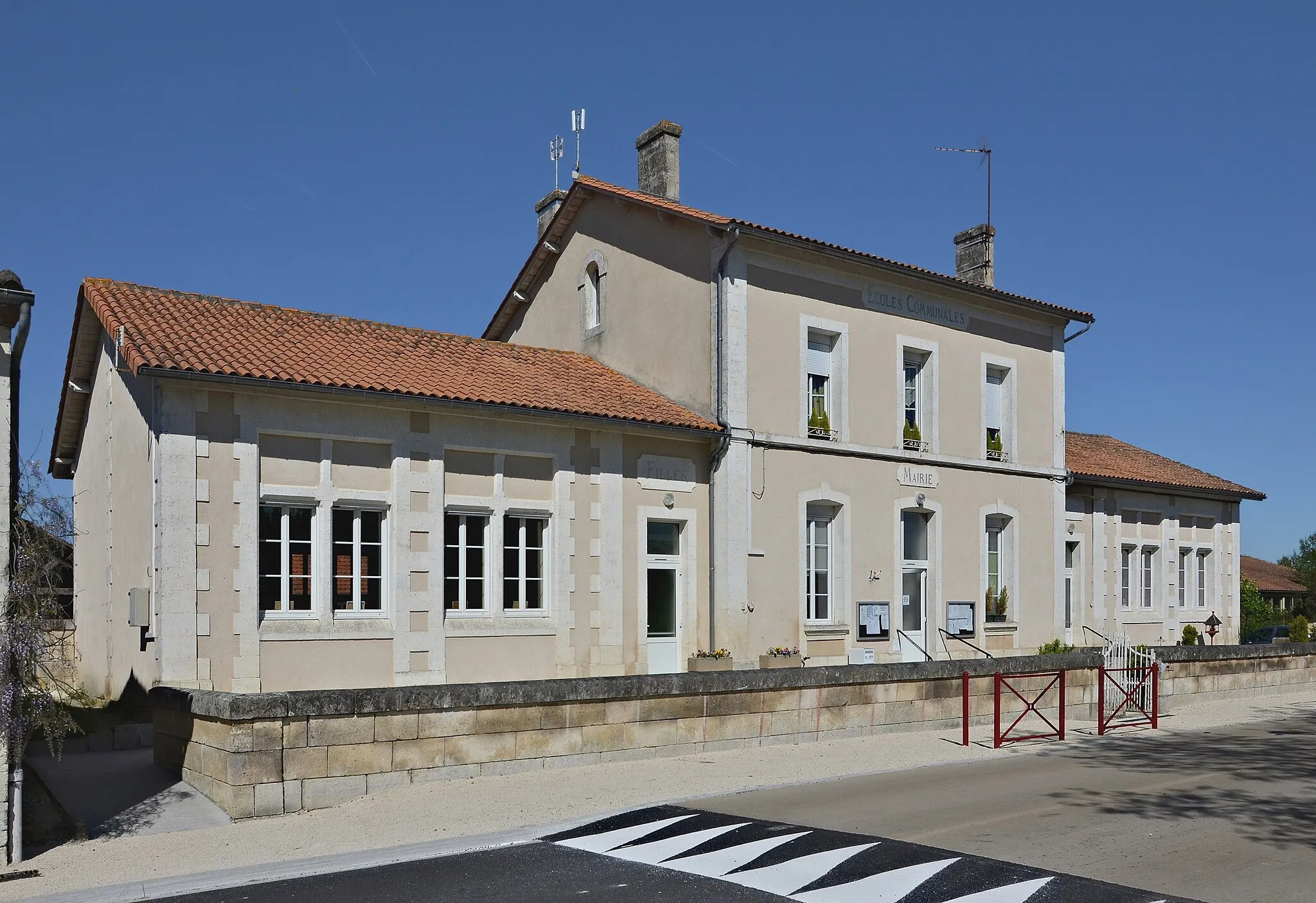 Photo showing: 19th-century town-hall-school, Bors-de-Montmoreau, Charente, France.