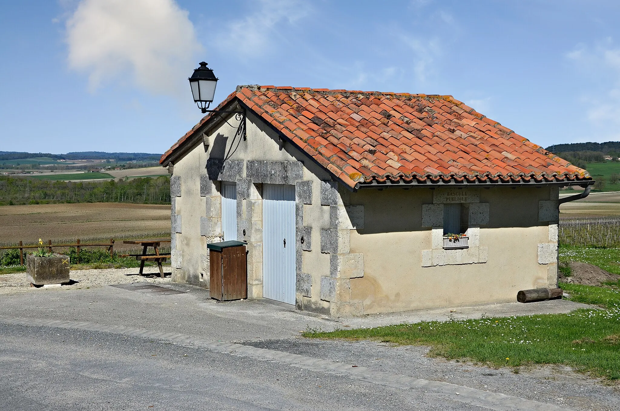 Photo showing: Former village weigh-house, Bors-de-Montmoreau, Charente, France.