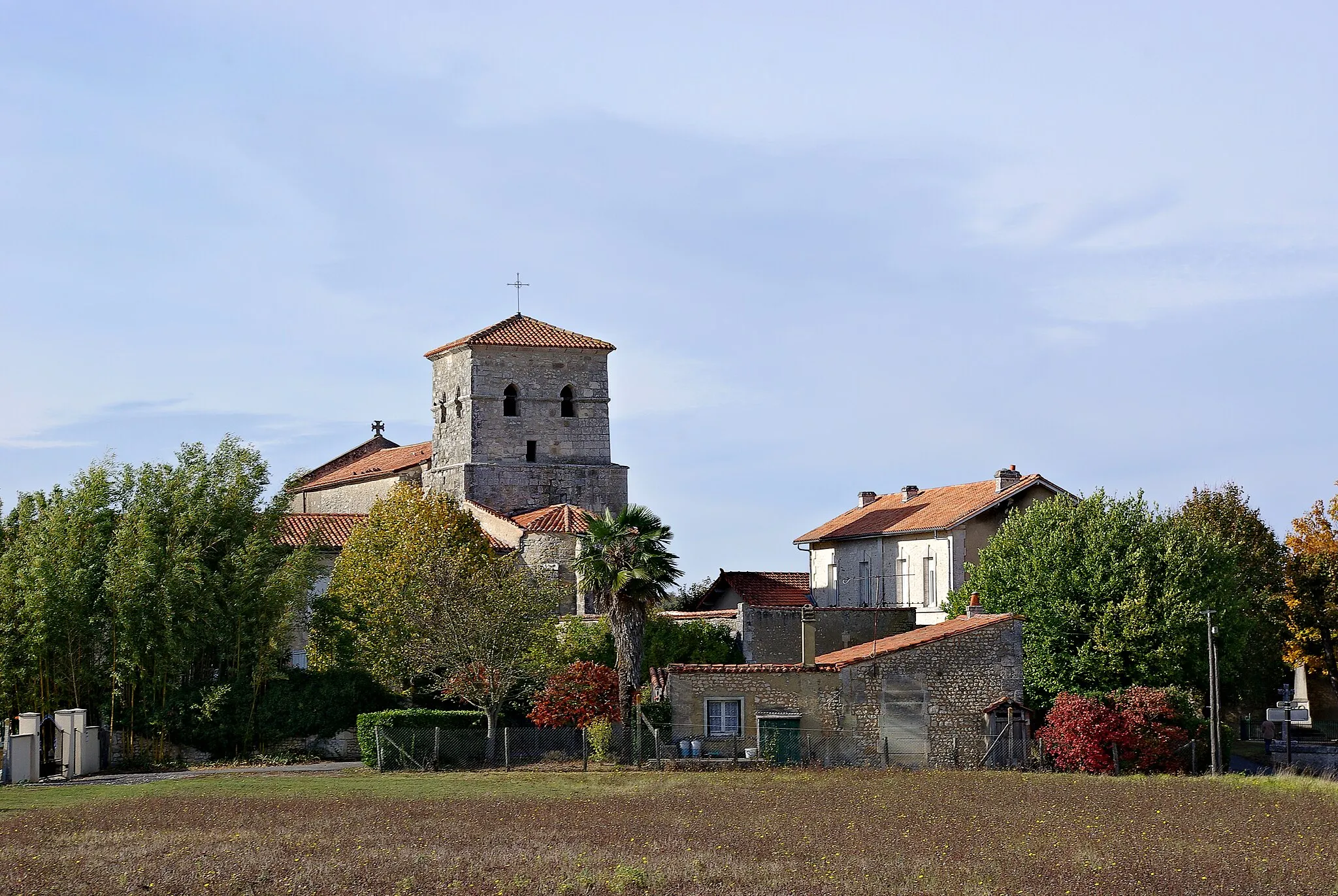 Photo showing: SE view of Chadurie, Charente, France.