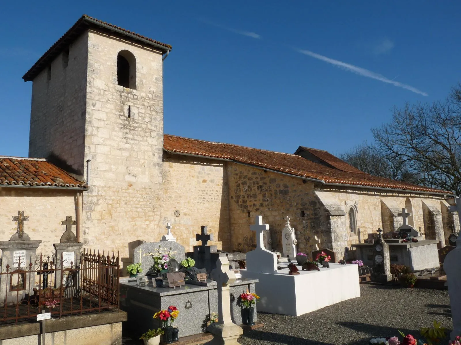 Photo showing: église et cimetière de Souffrignac, Charente, France