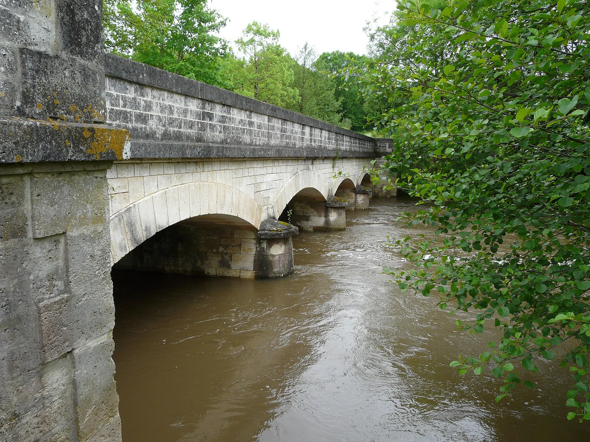 Photo showing: Le Bandiat au pont de Biée, Souffrignac, Charente, France. Vue vers l'aval.