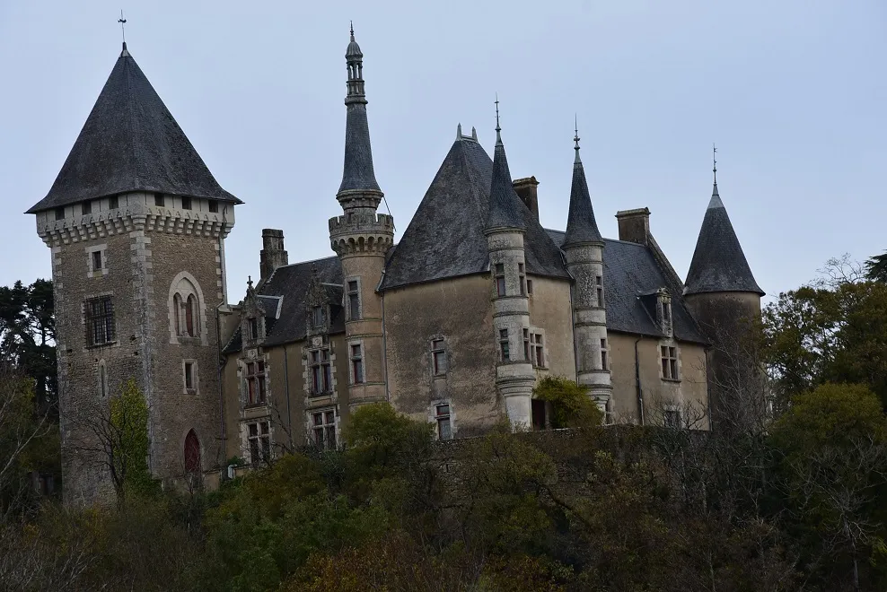 Photo showing: Château d'Aigne à Iteuil (86).
Dominant la vallée du Clain une quinzaine de km au sud de Poitiers, il sort de terre mi-XVe, bâti par la famille de Vivonne. Toujours entre des mains locales, on le trouve ensuite en alternance sous les seigneurs de Lusignan.
Cette propriété privée, certes impressionnante et visible de loin perchée sur son promontoire, a toutefois subi de nombreuses transformations au cours des siècles, édulcorant grandement l'authenticité de son caractère...

La commune recèle d'autres ouvrages valant un coup d'oeil, comme le château de la Gruzalière au sud.