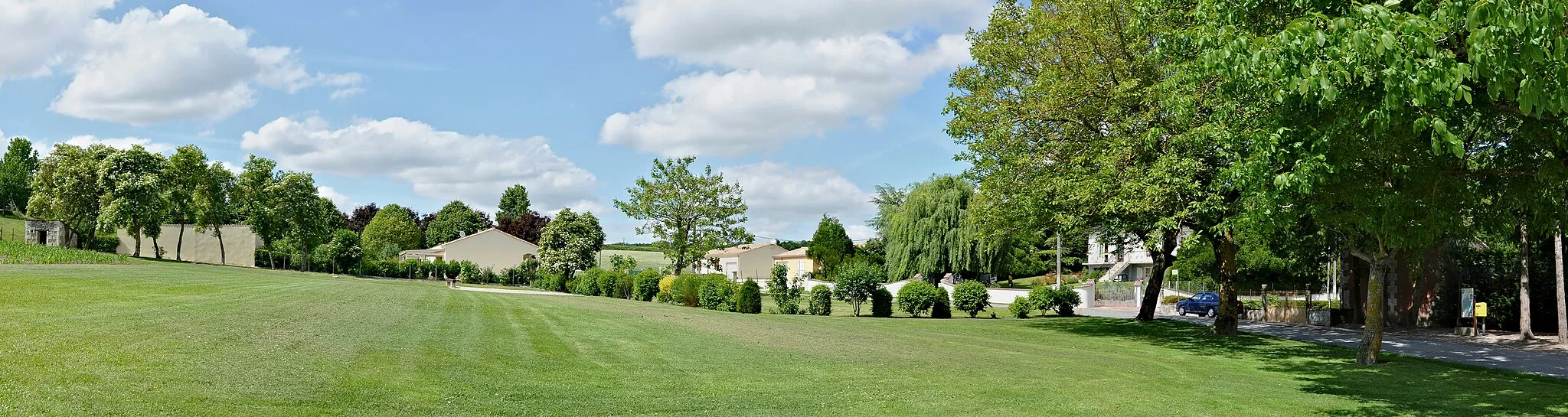 Photo showing: Common lawn near the road D 124, village of Mainfonds, Charente, France.