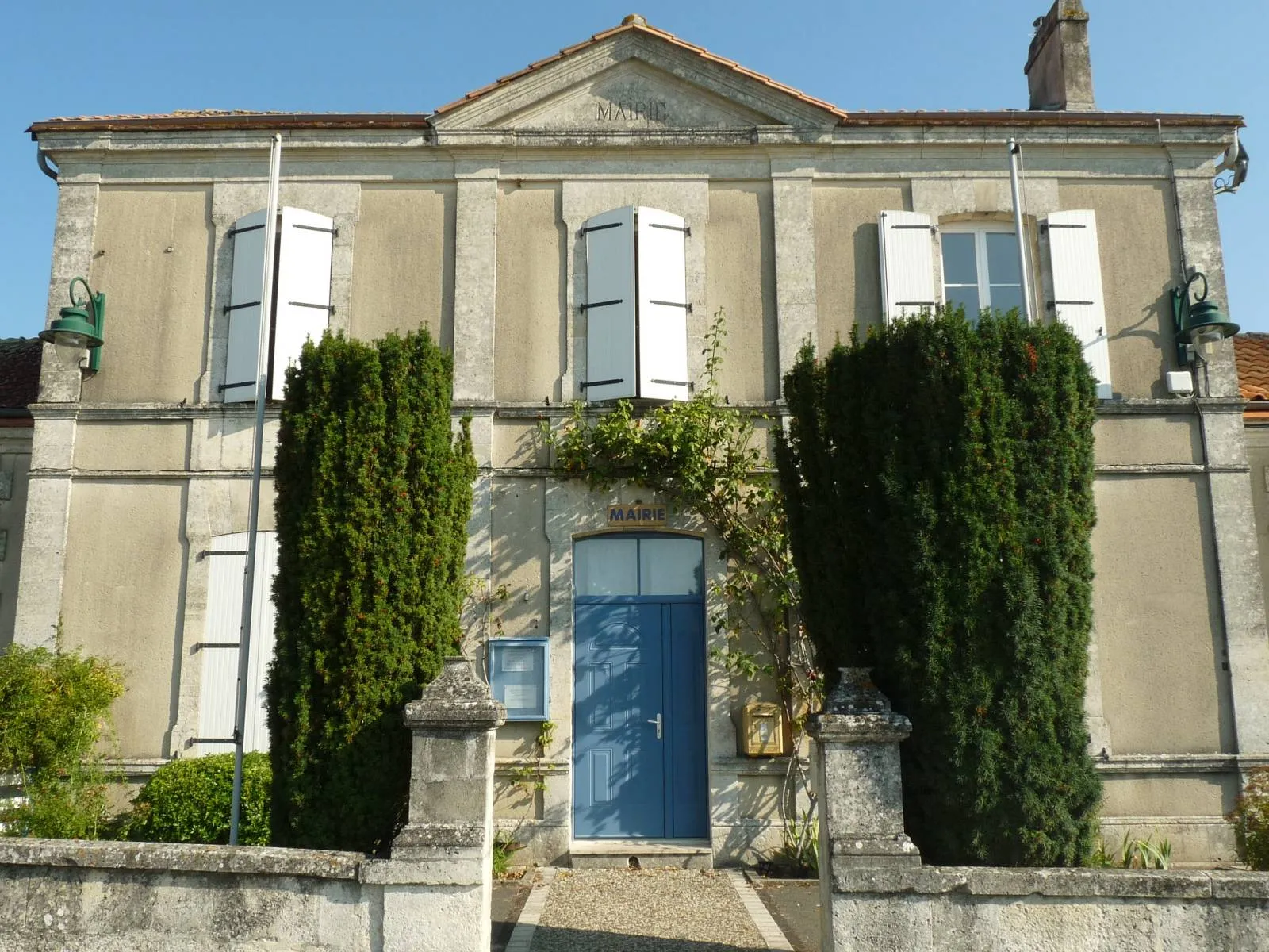 Photo showing: town hall of Magnac-Lavalette-Villars, Charente, SW France