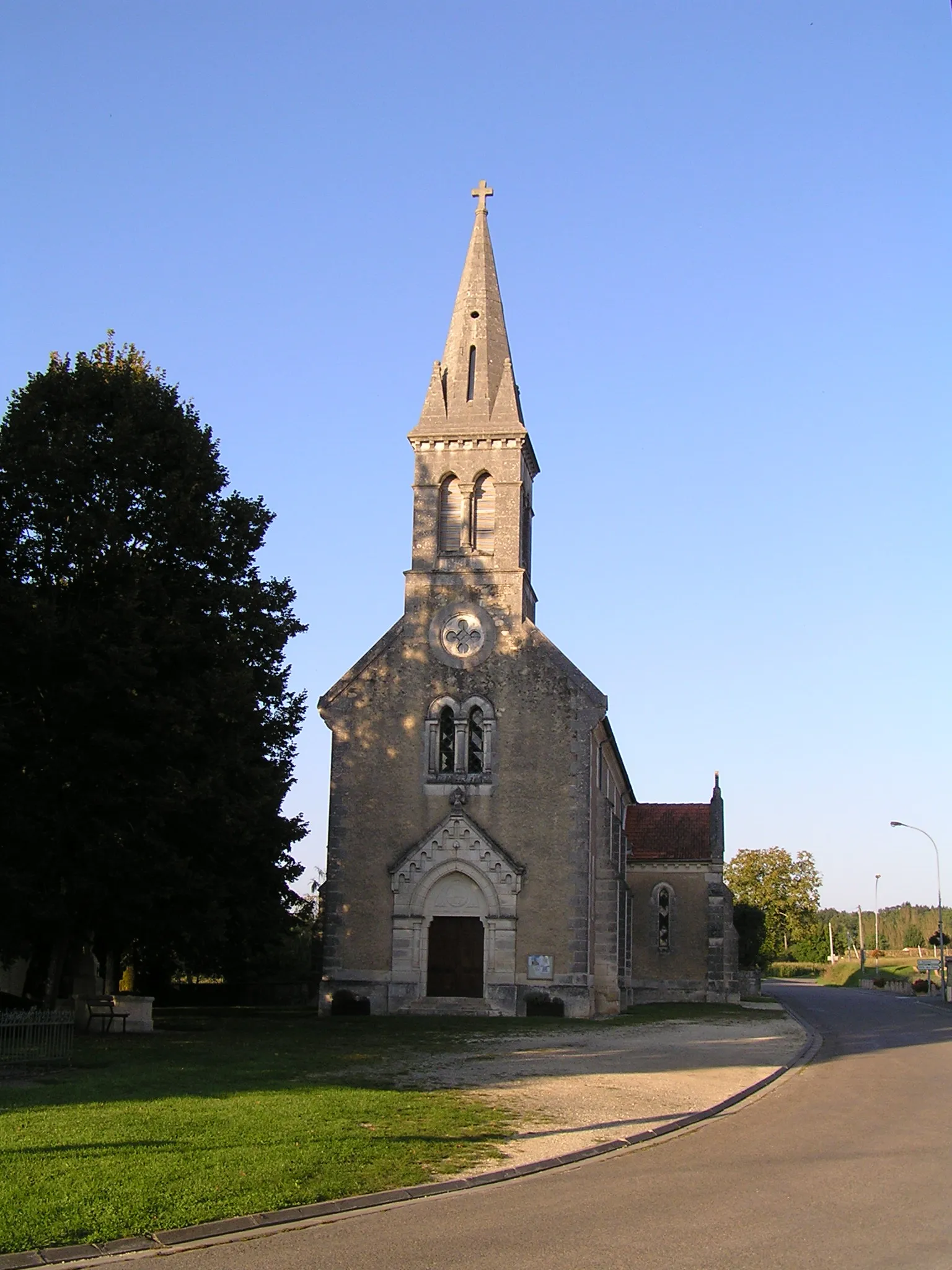 Photo showing: église de Vouzan