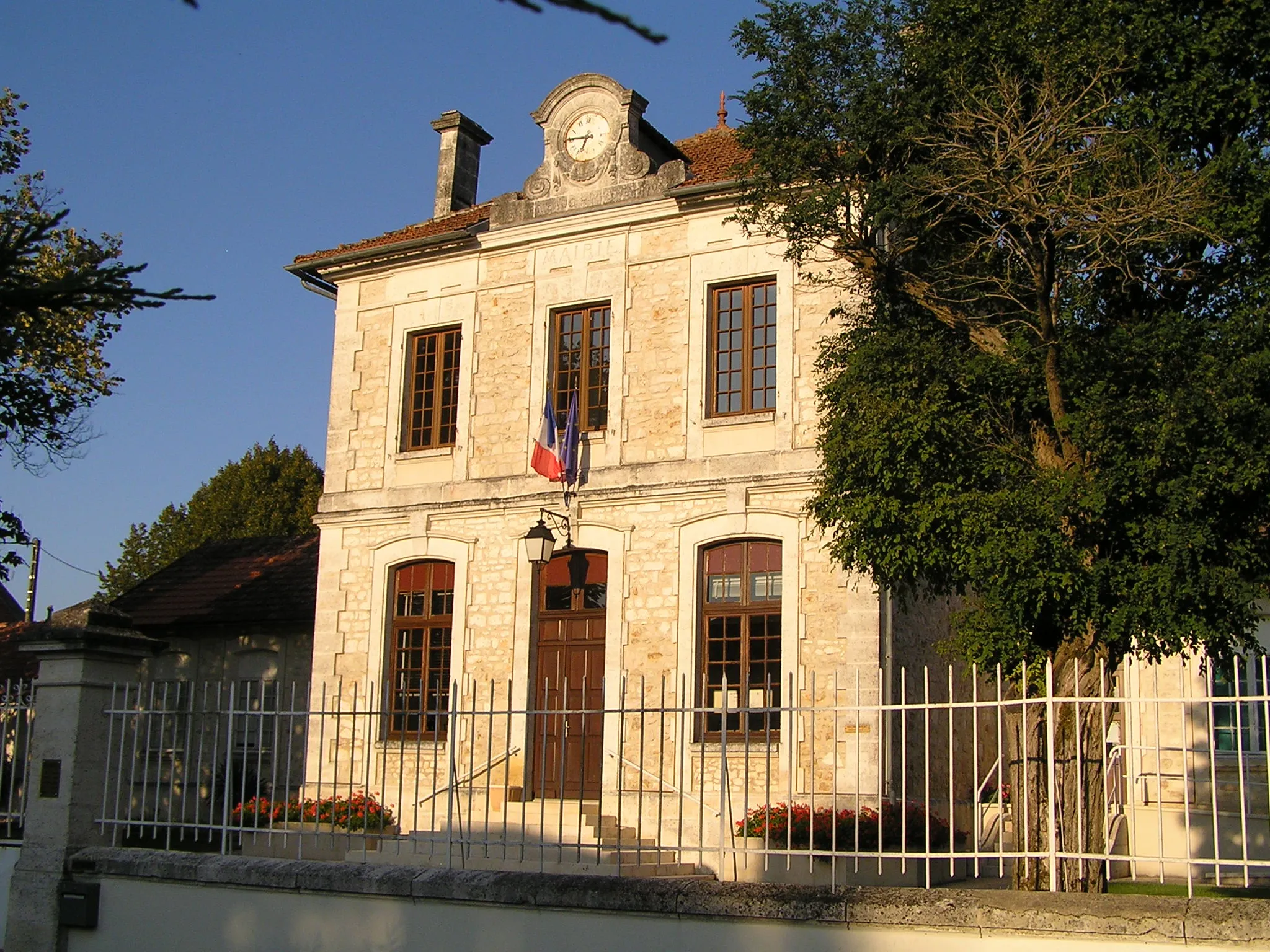 Photo showing: mairie de Vouzan
