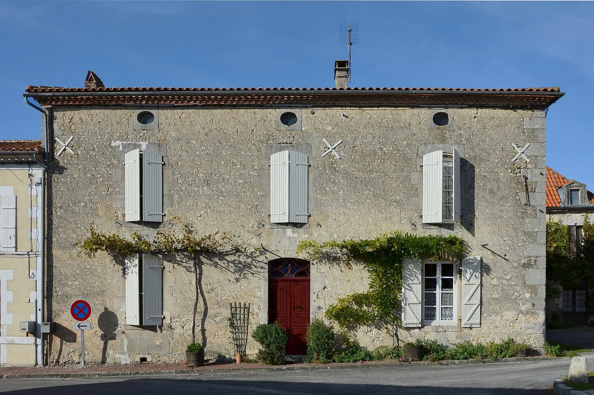 Photo showing: Old village house still in use, near road n° D 74, Deviat, Charente, France.