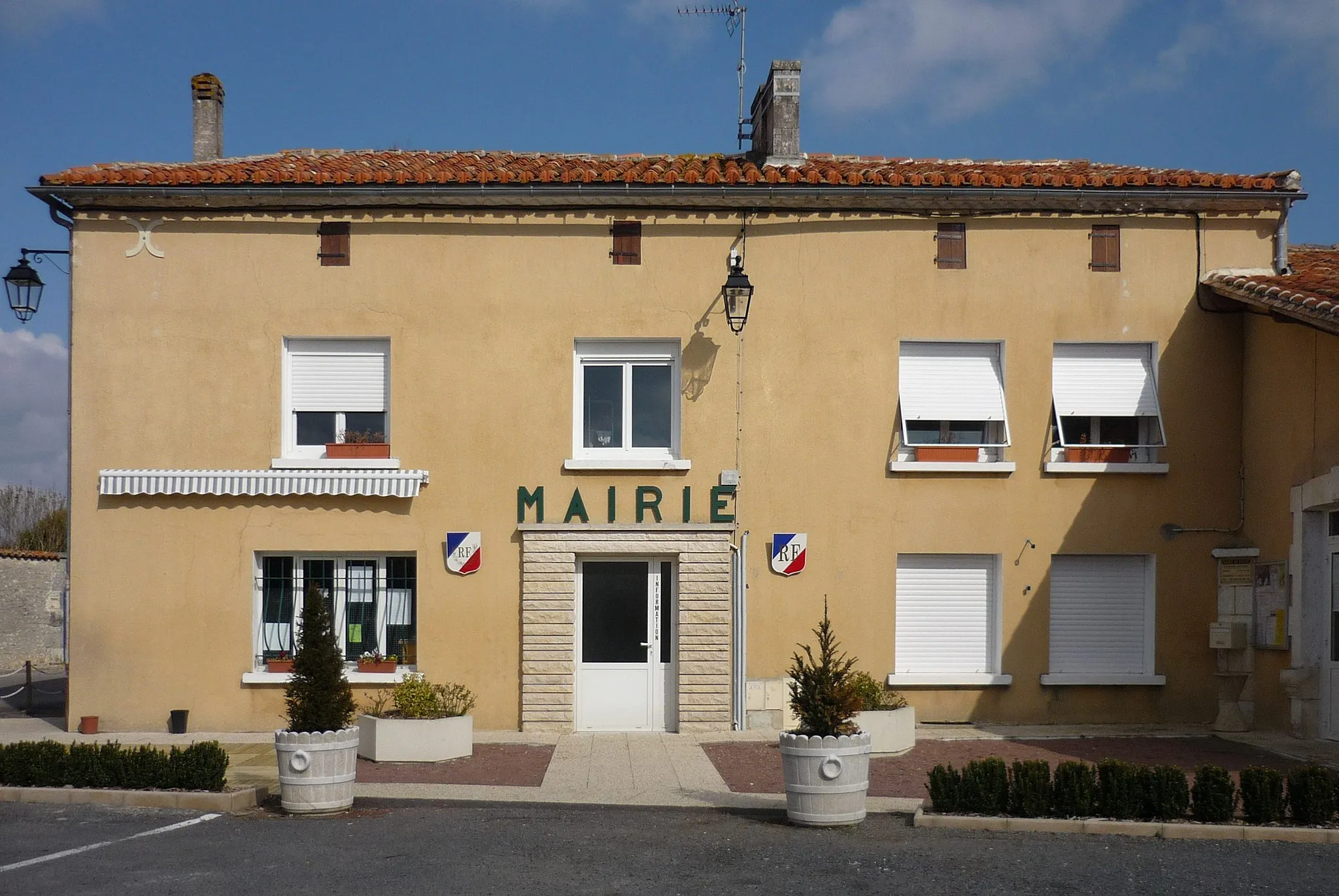 Photo showing: City hall of Deviat, Charente, France.