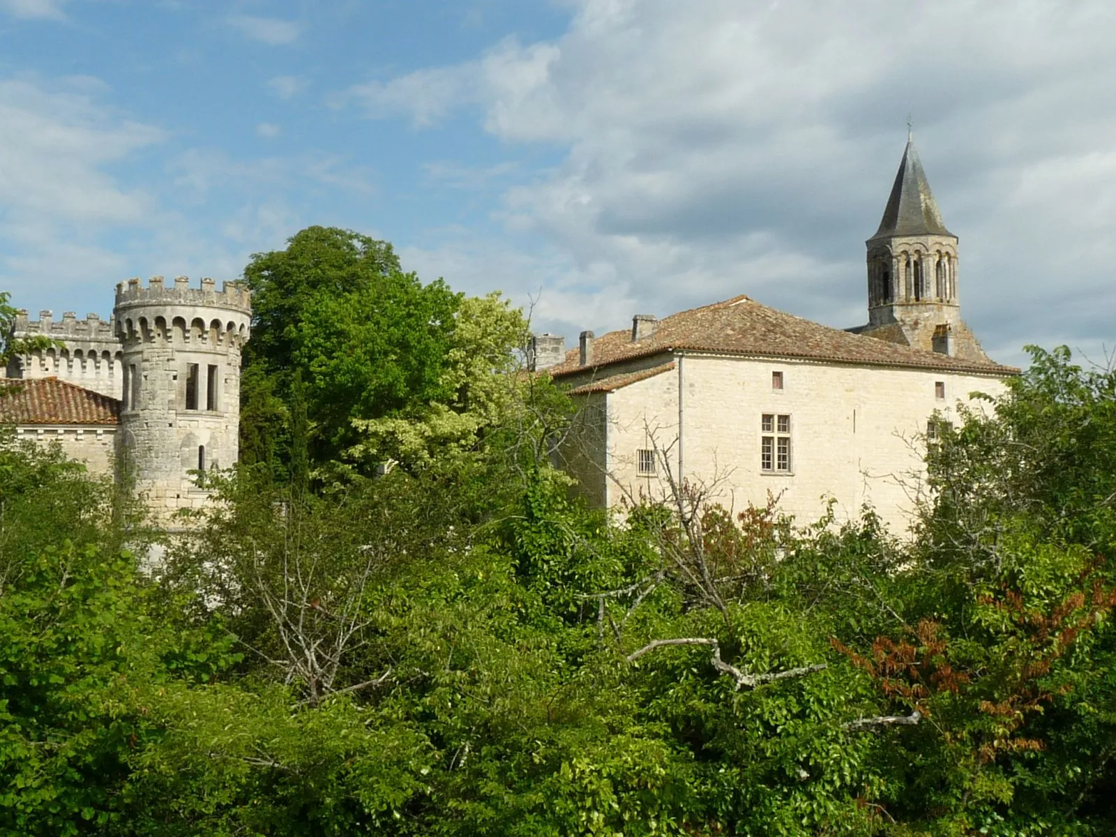 Photo showing: castle and church of Torsac, Charente, SW France