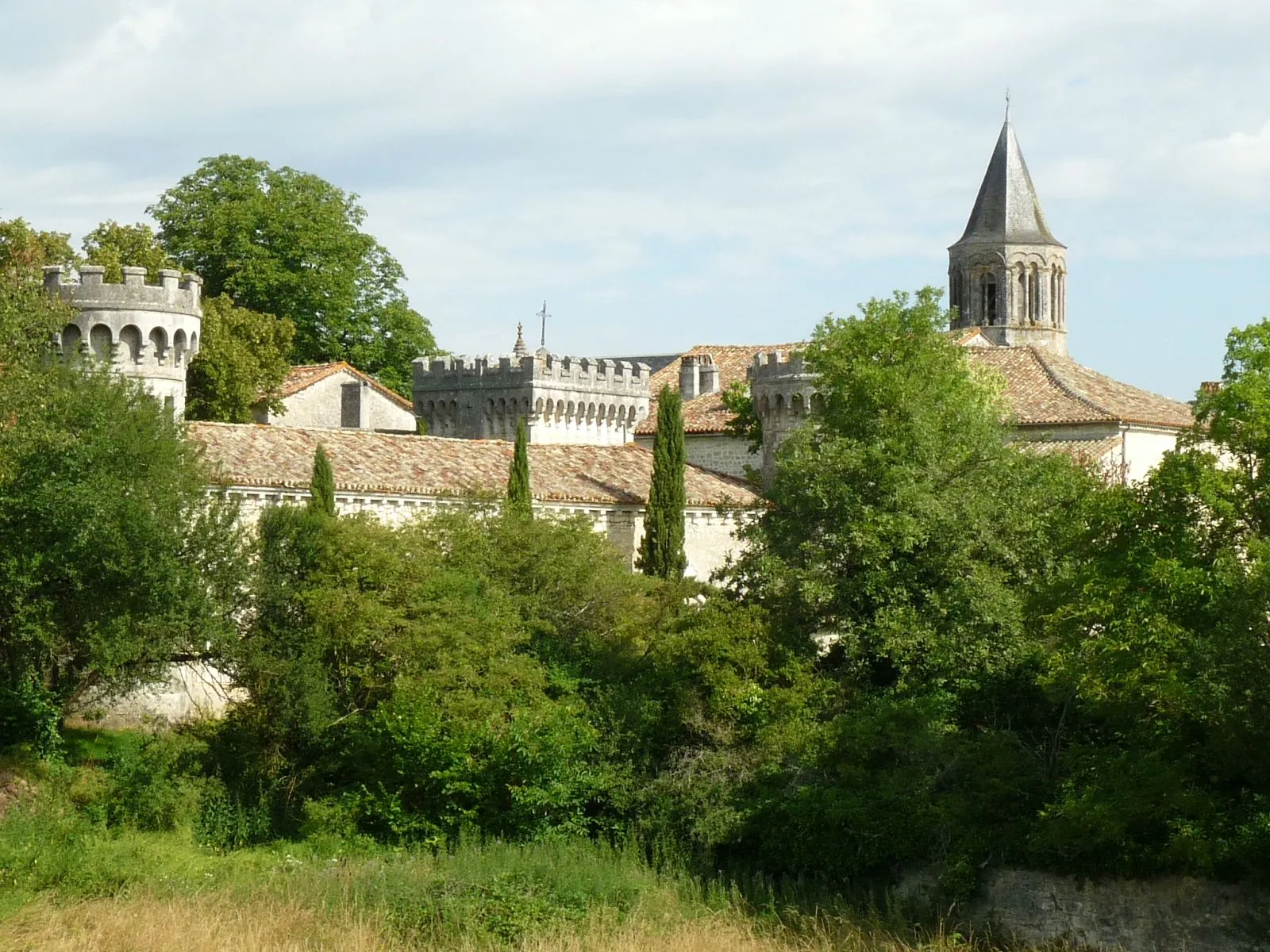 Photo showing: castle and church of Torsac, Charente, SW France
