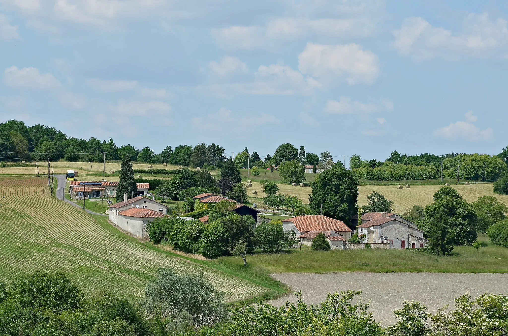 Photo showing: Hamlet with a farmstead,  near Montmoreau-Saint-Cybard, Charente, France.