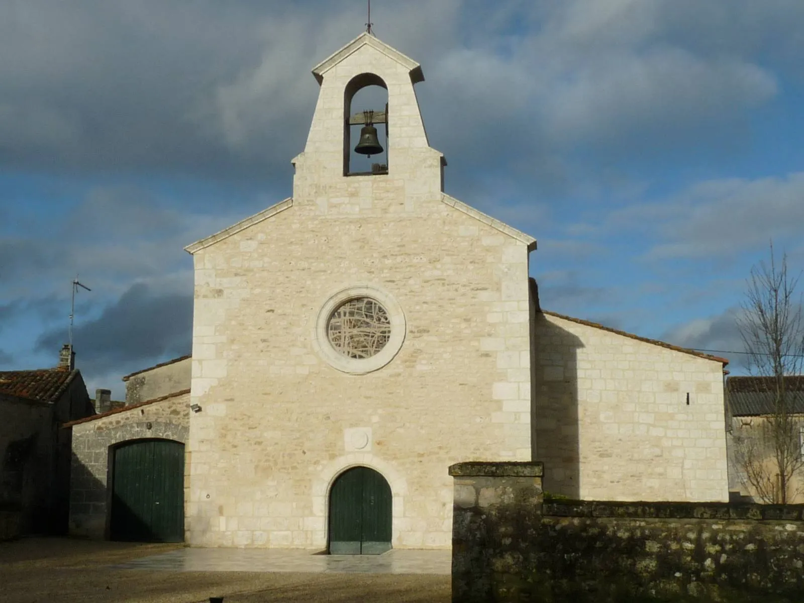 Photo showing: church of Mosnac, Charente, SW France